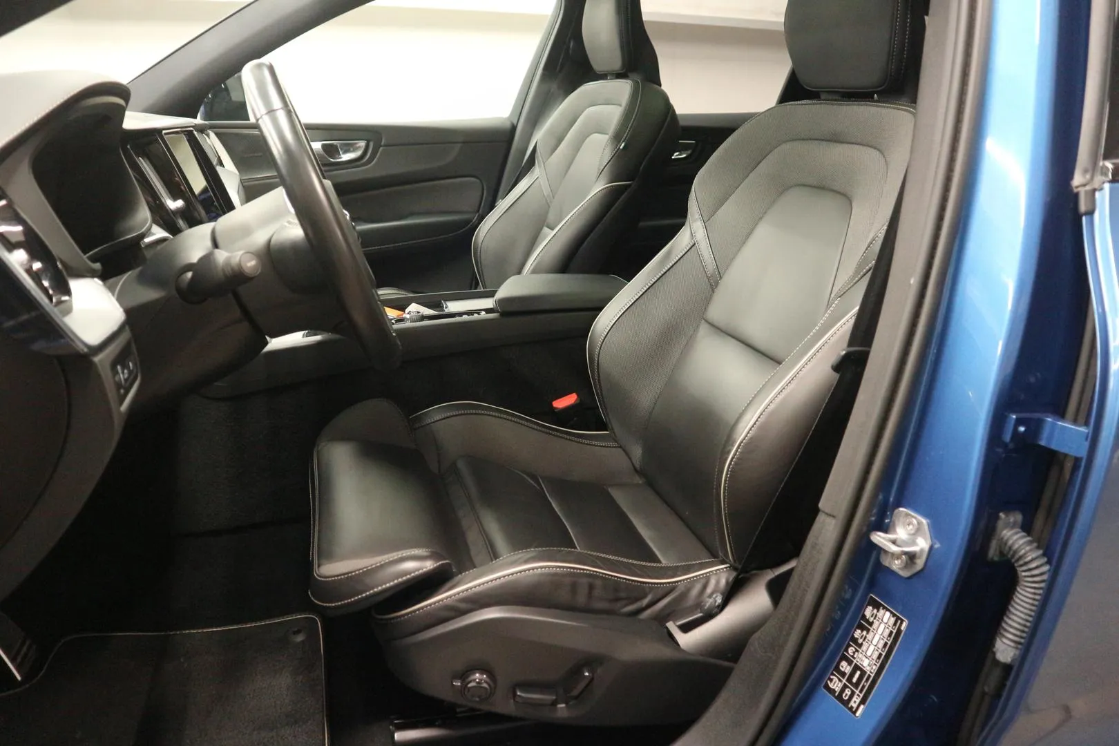 VOLVO XC60 YXI-633 carousel image