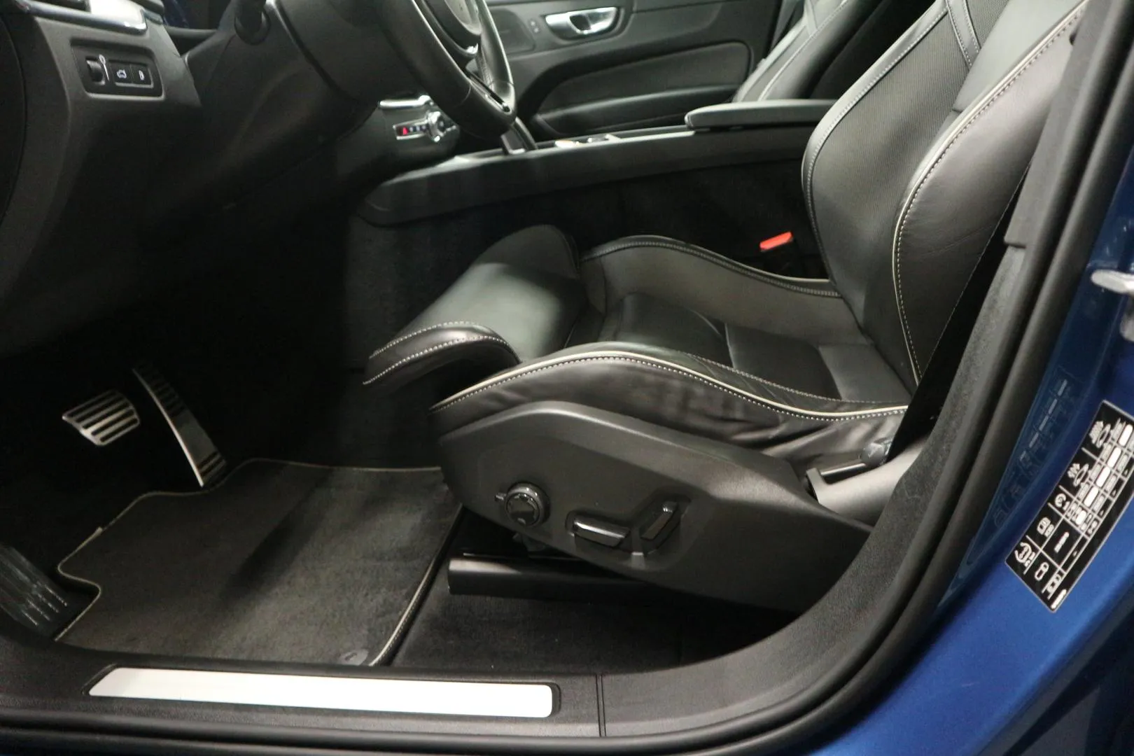 VOLVO XC60 YXI-633 carousel image