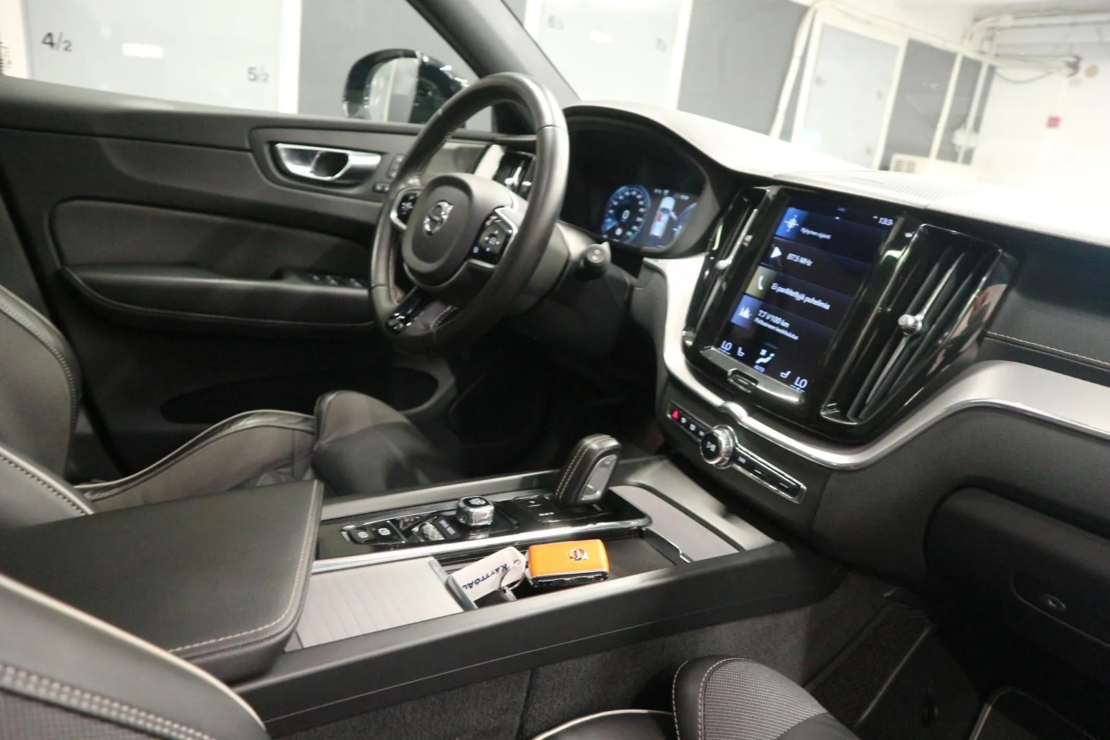 VOLVO XC60 YXI-633 carousel image