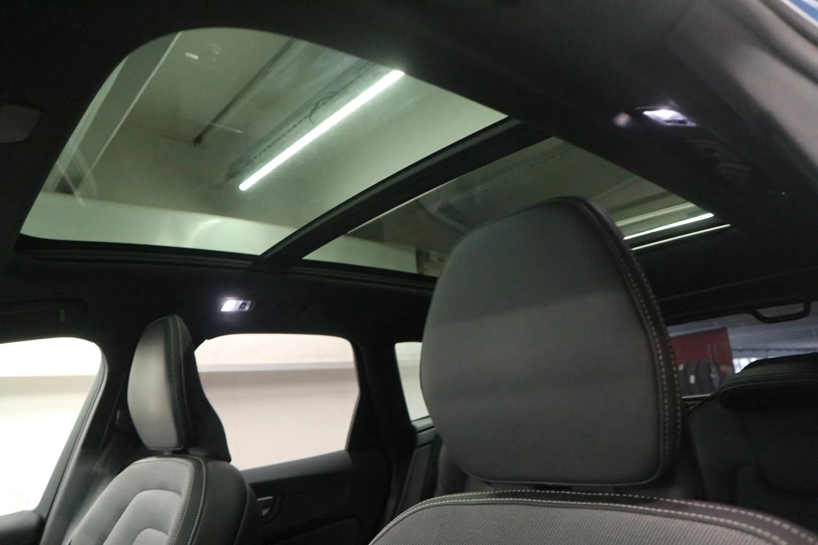 VOLVO XC60 YXI-633 carousel image
