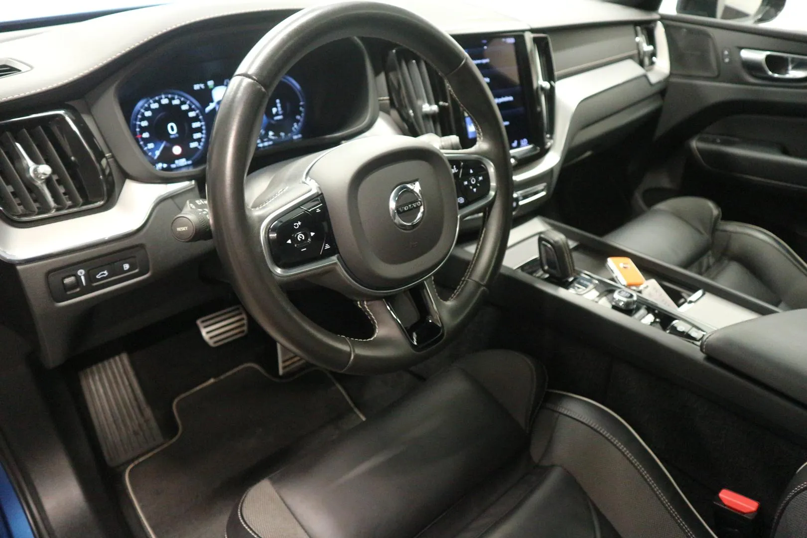 VOLVO XC60 YXI-633 carousel image