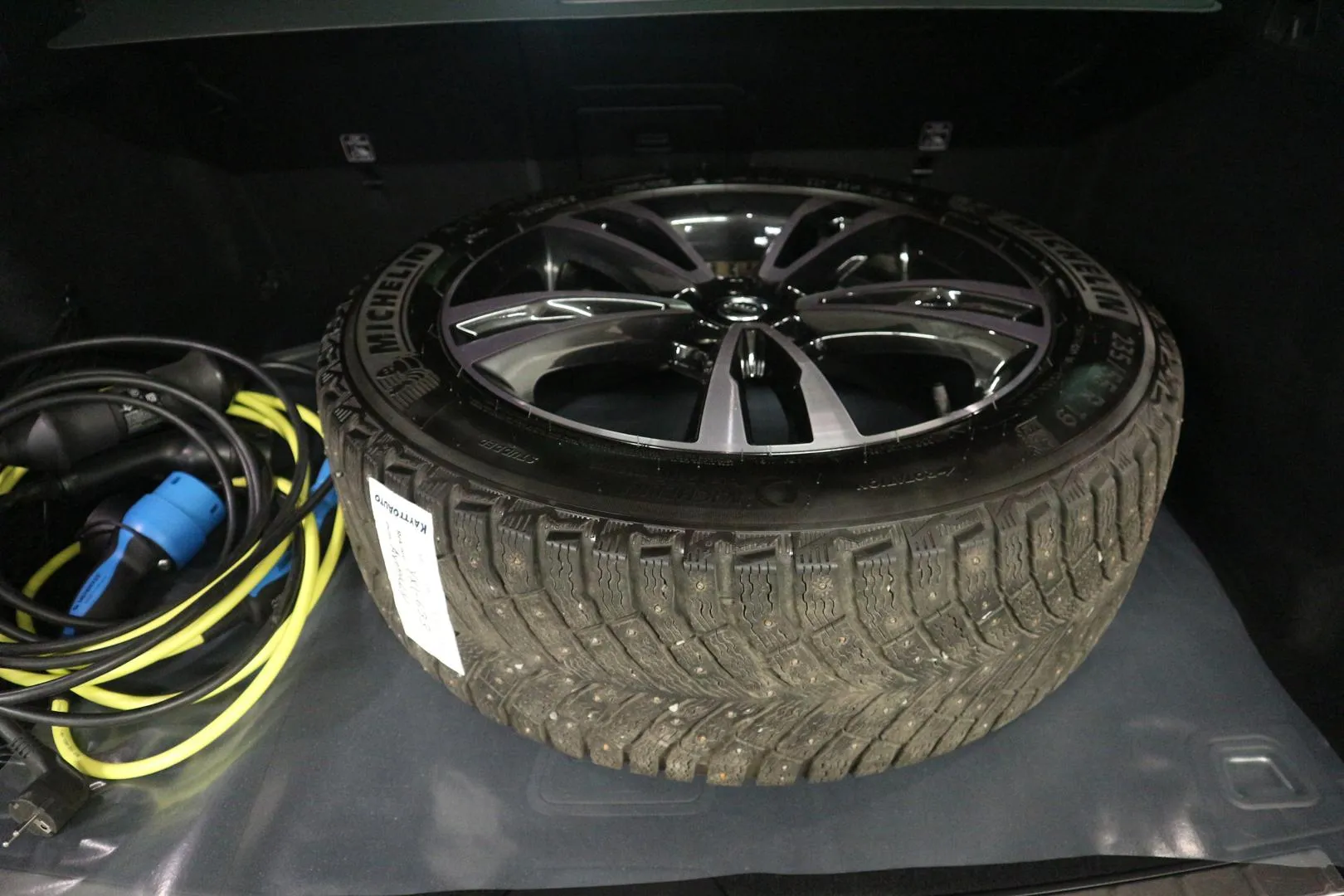 VOLVO XC60 YXI-633 carousel image