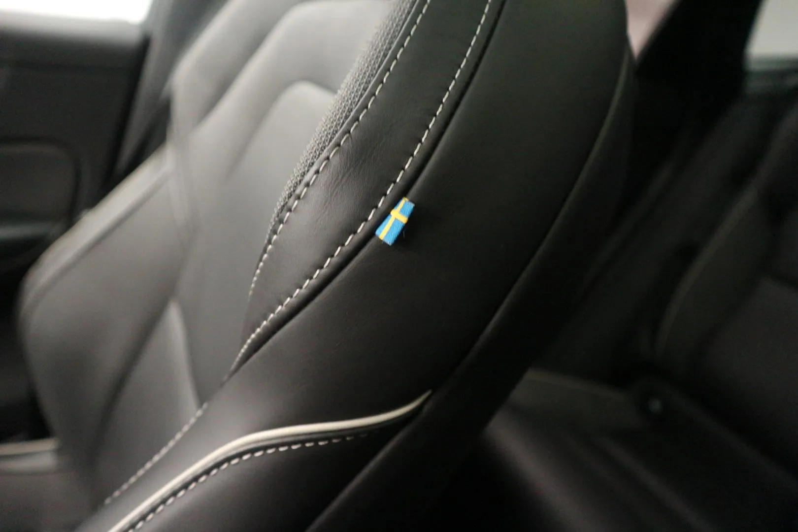 VOLVO XC60 YXI-633 carousel image