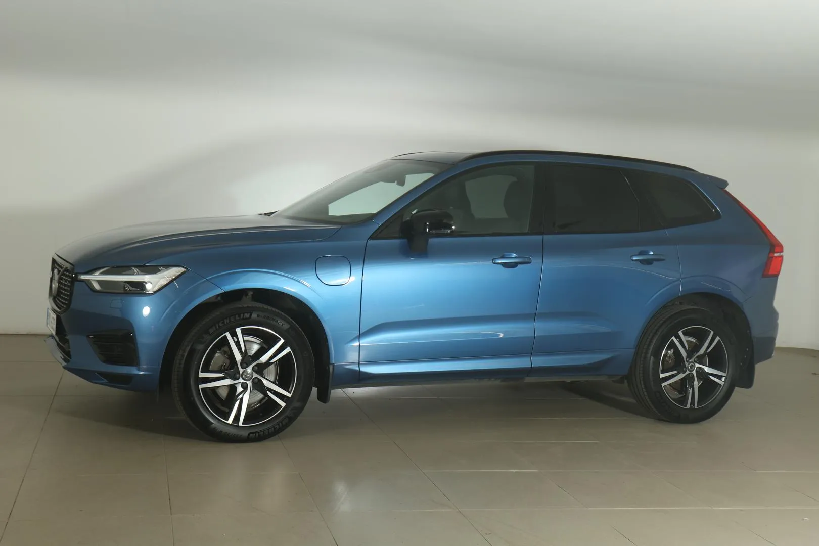 VOLVO XC60 YXI-633 carousel image