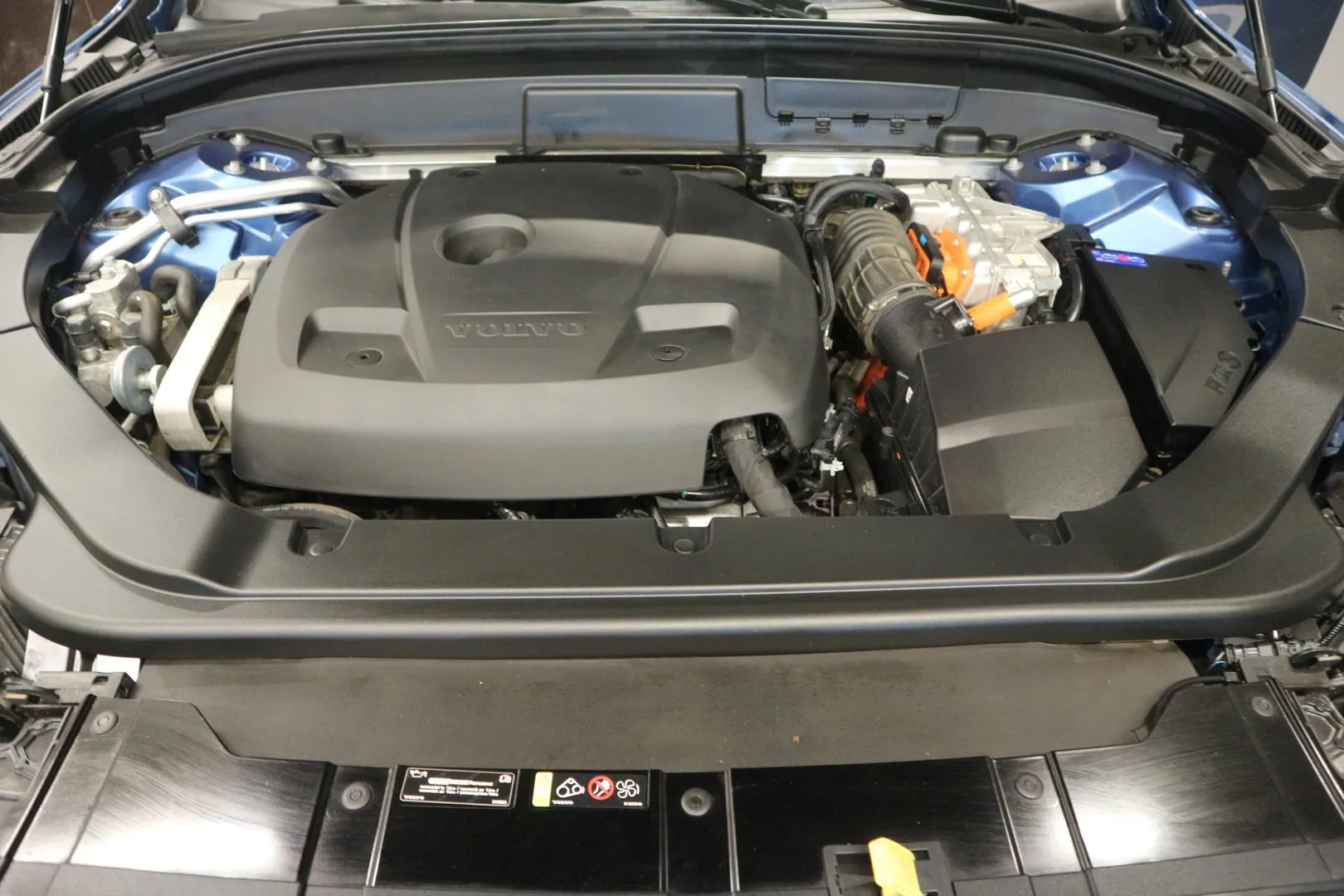 VOLVO XC60 YXI-633 carousel image