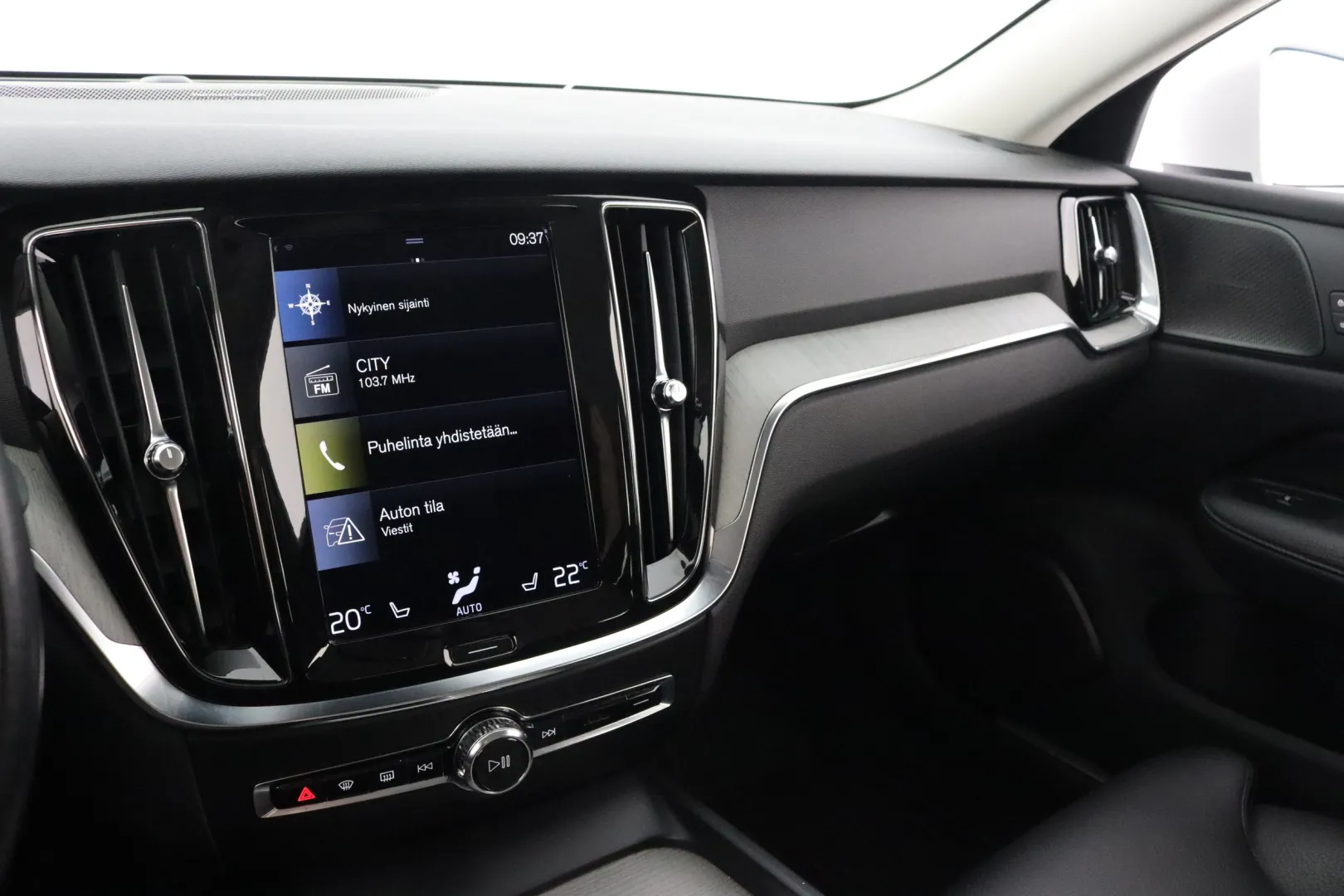 VOLVO V60 Cross Country SZF-719 carousel image