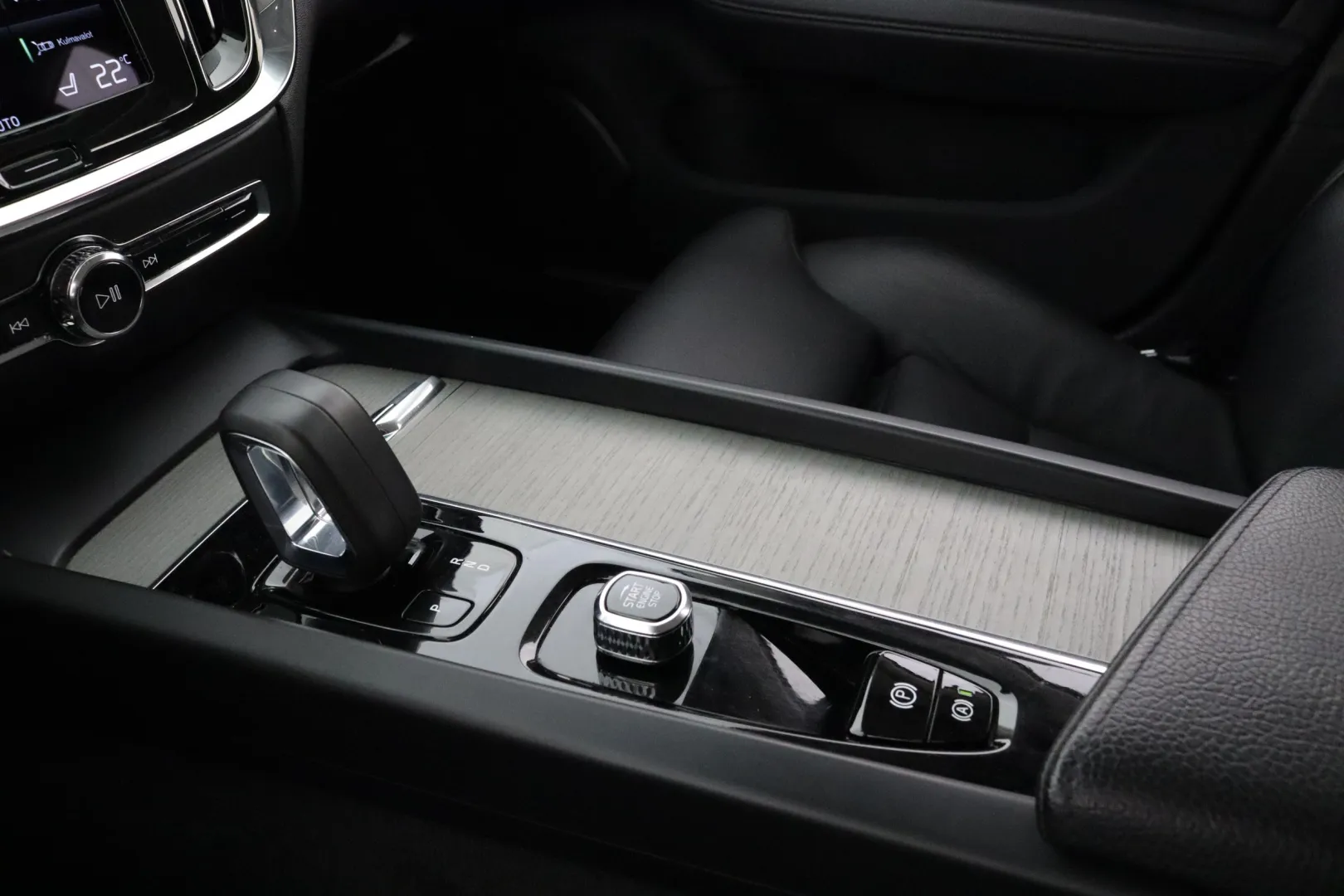 VOLVO V60 Cross Country SZF-719 carousel image