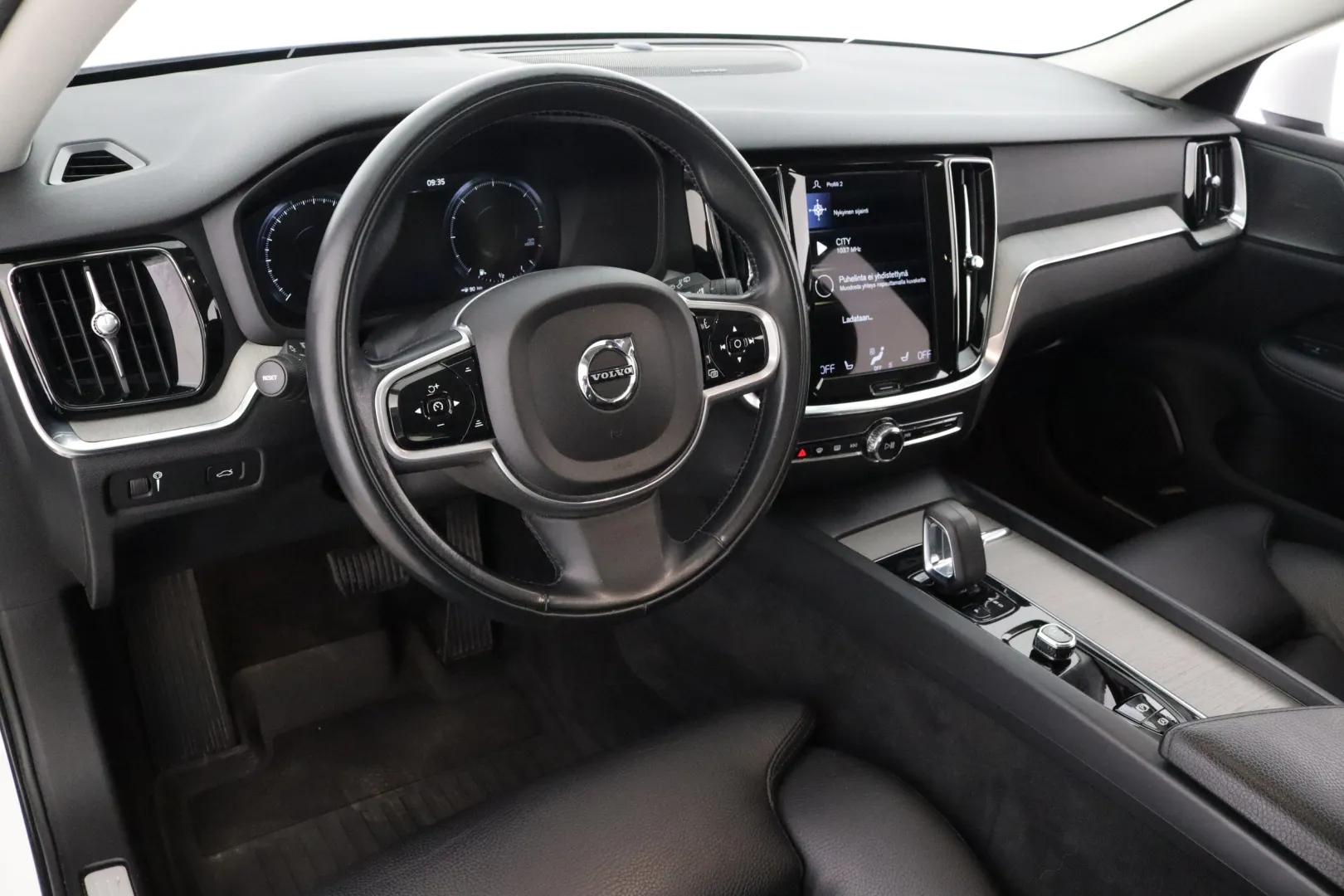 VOLVO V60 Cross Country SZF-719 carousel image