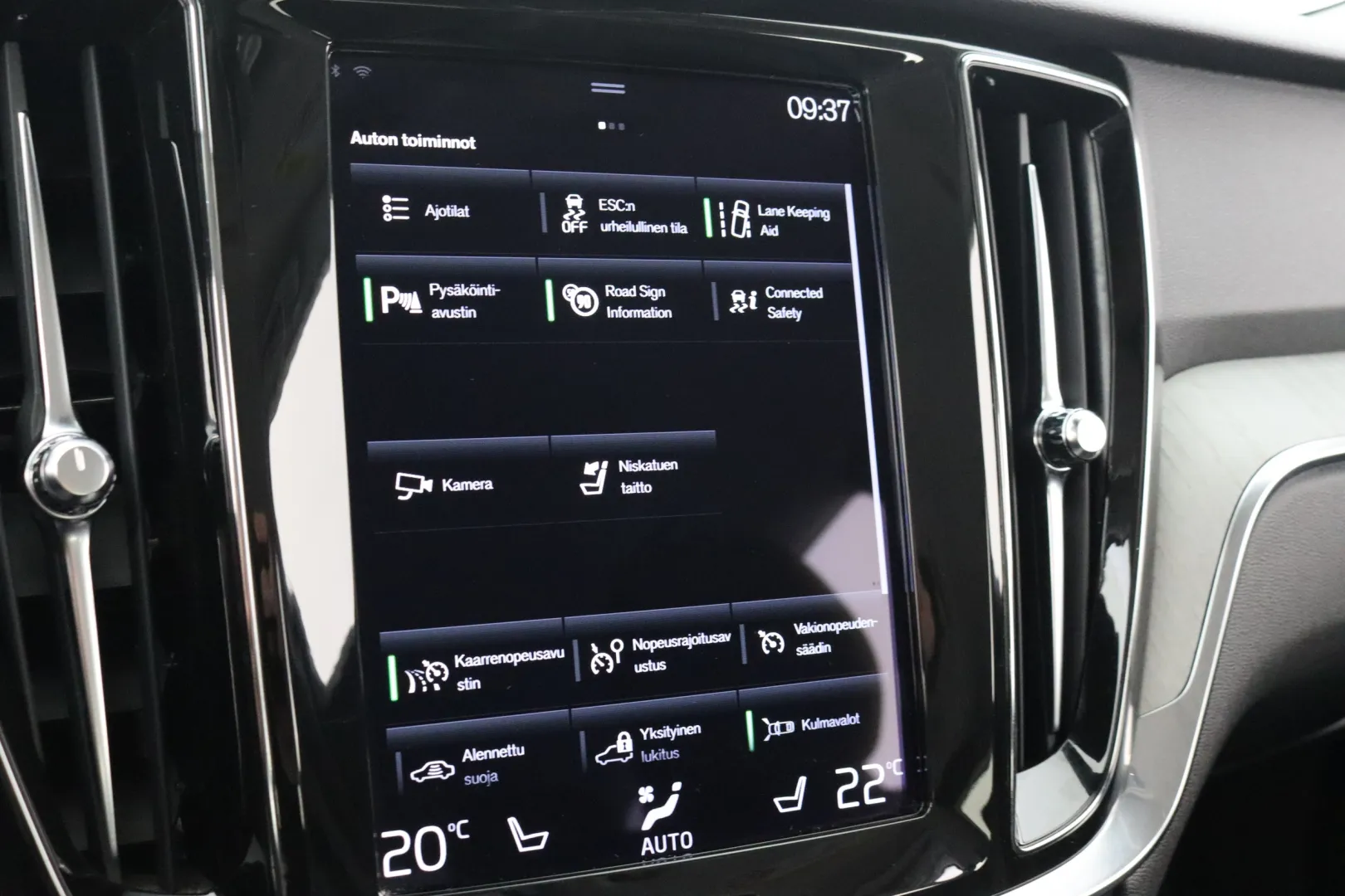 VOLVO V60 Cross Country SZF-719 carousel image