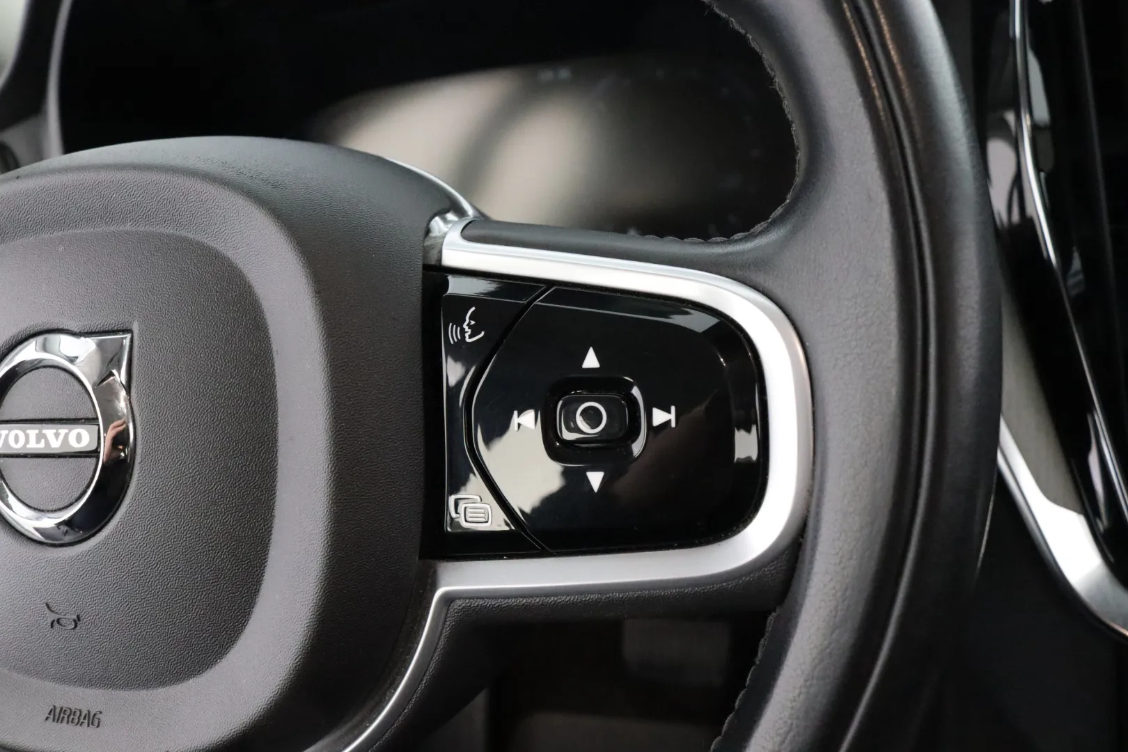 VOLVO V60 Cross Country SZF-719 carousel image