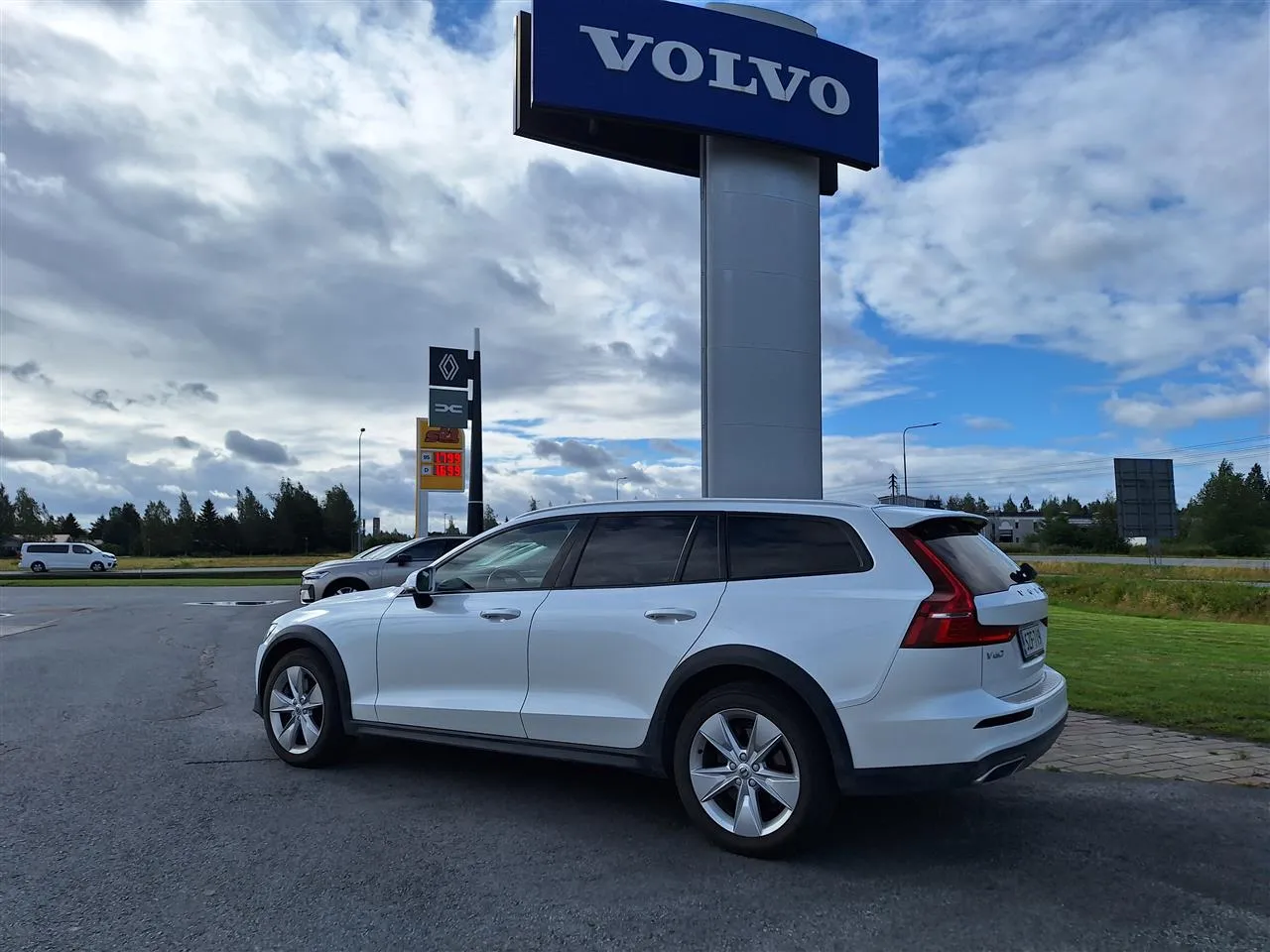 VOLVO V60 Cross Country SZF-719 carousel image