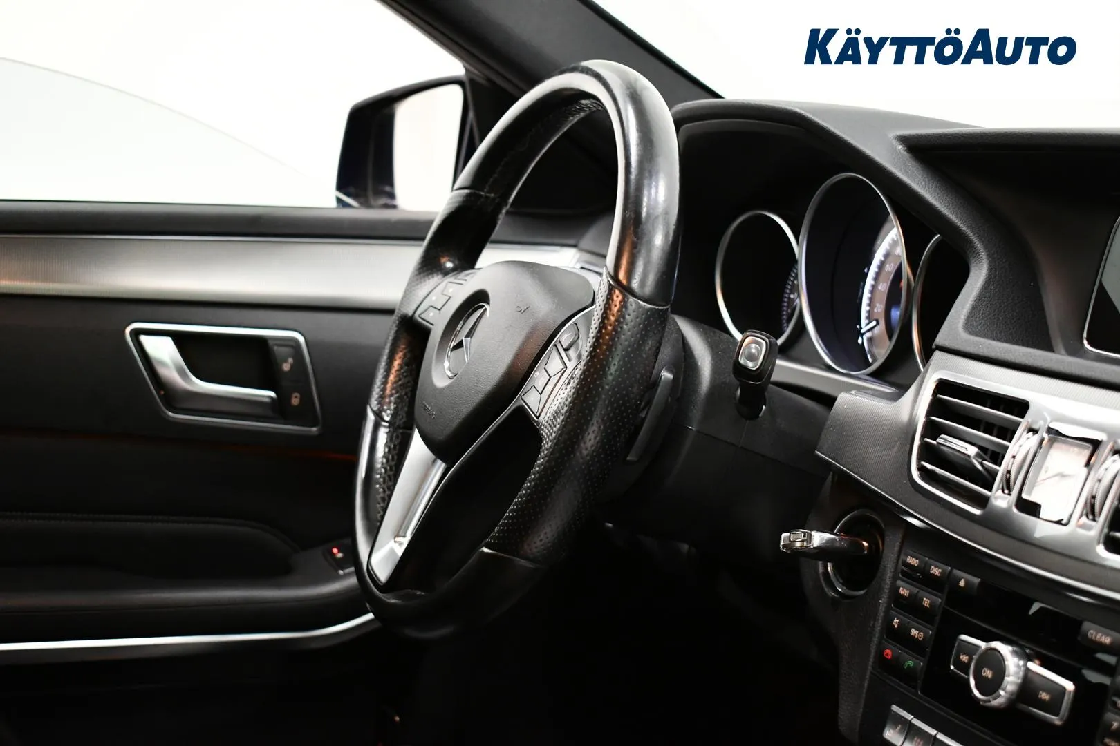 MERCEDES-BENZ E YVV-532 carousel image