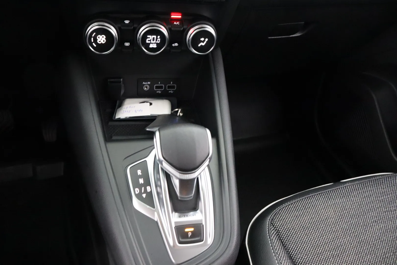 RENAULT Captur JME-844 carousel image