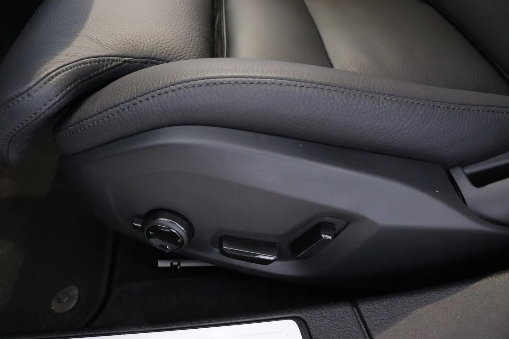 VOLVO V60 GRE-511 carousel image