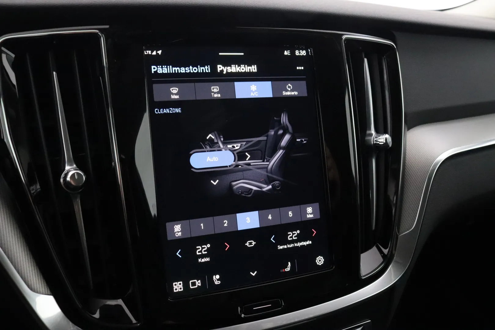 VOLVO V60 GRE-511 carousel image