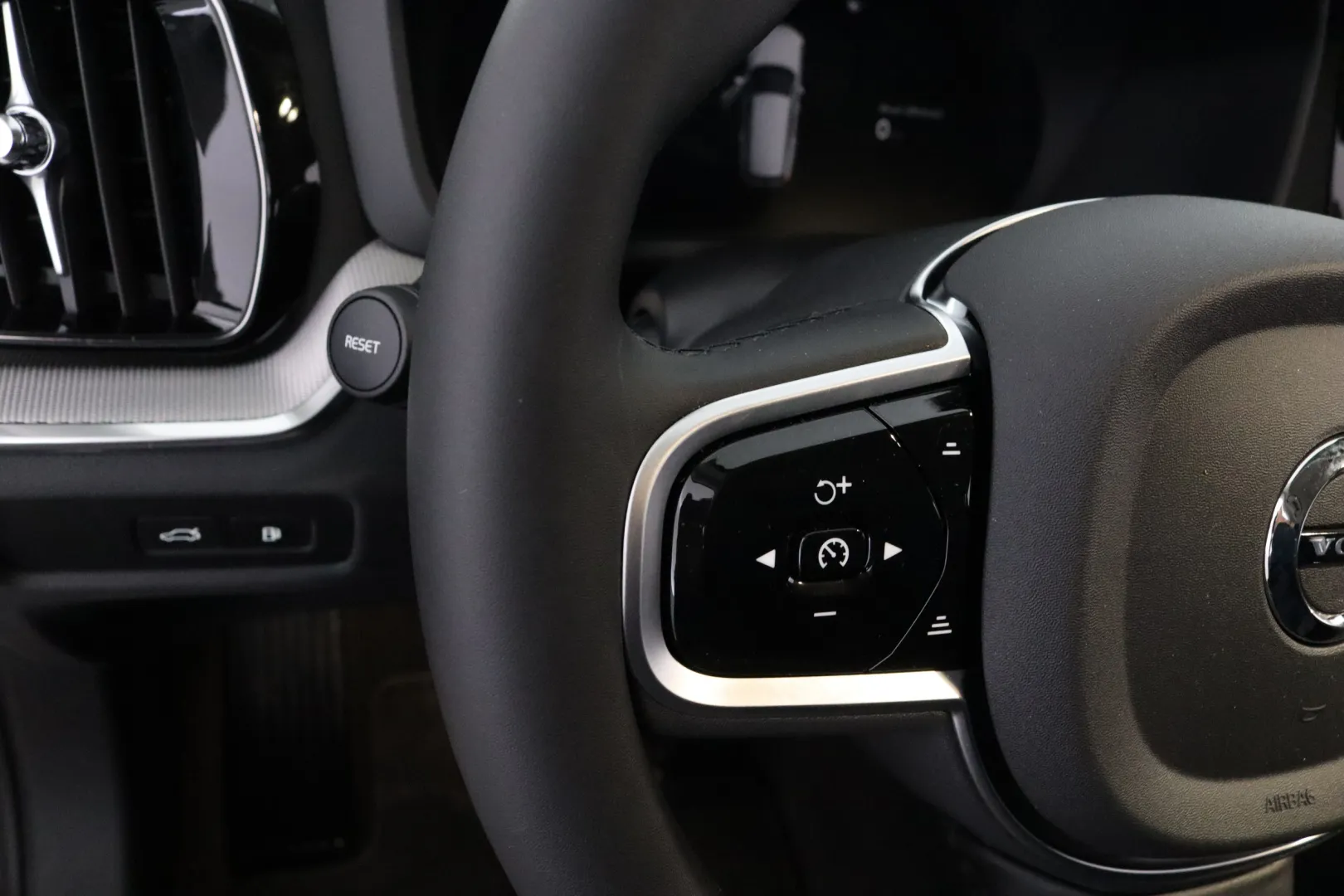 VOLVO V60 GRE-511 carousel image