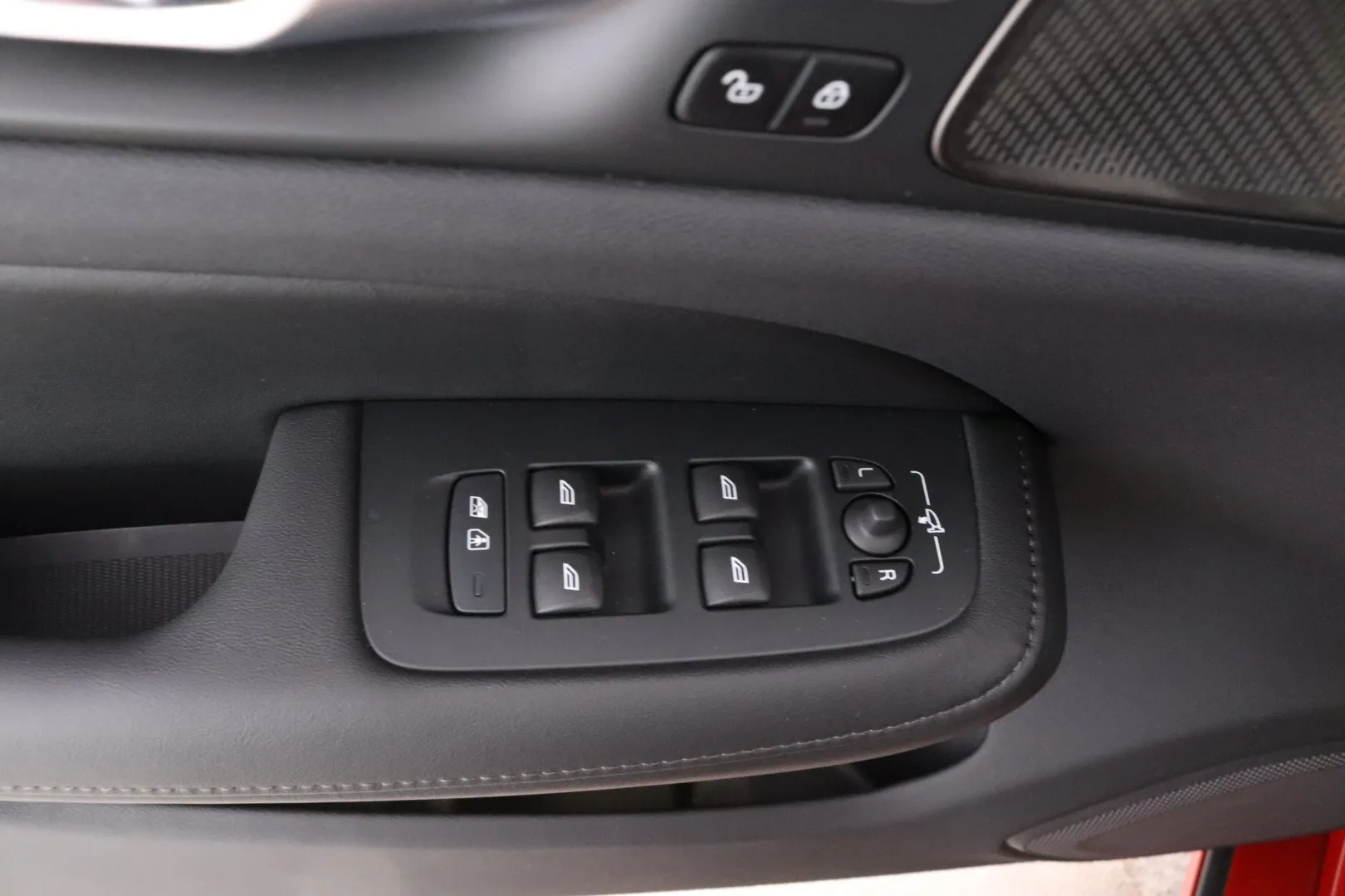 VOLVO V60 GRE-511 carousel image