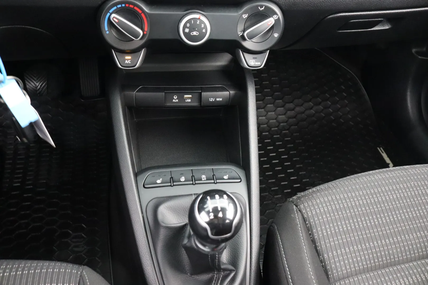 KIA Stonic EOV-359 carousel image