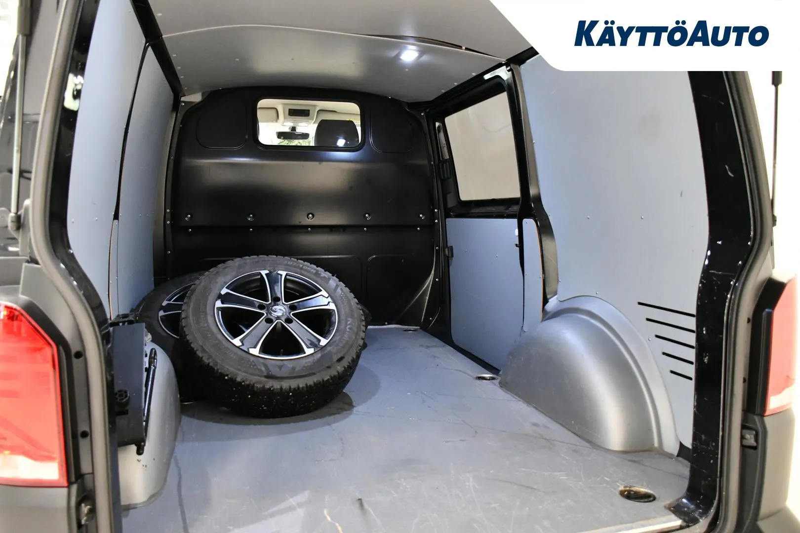 VOLKSWAGEN Transporter KUS-588 carousel image