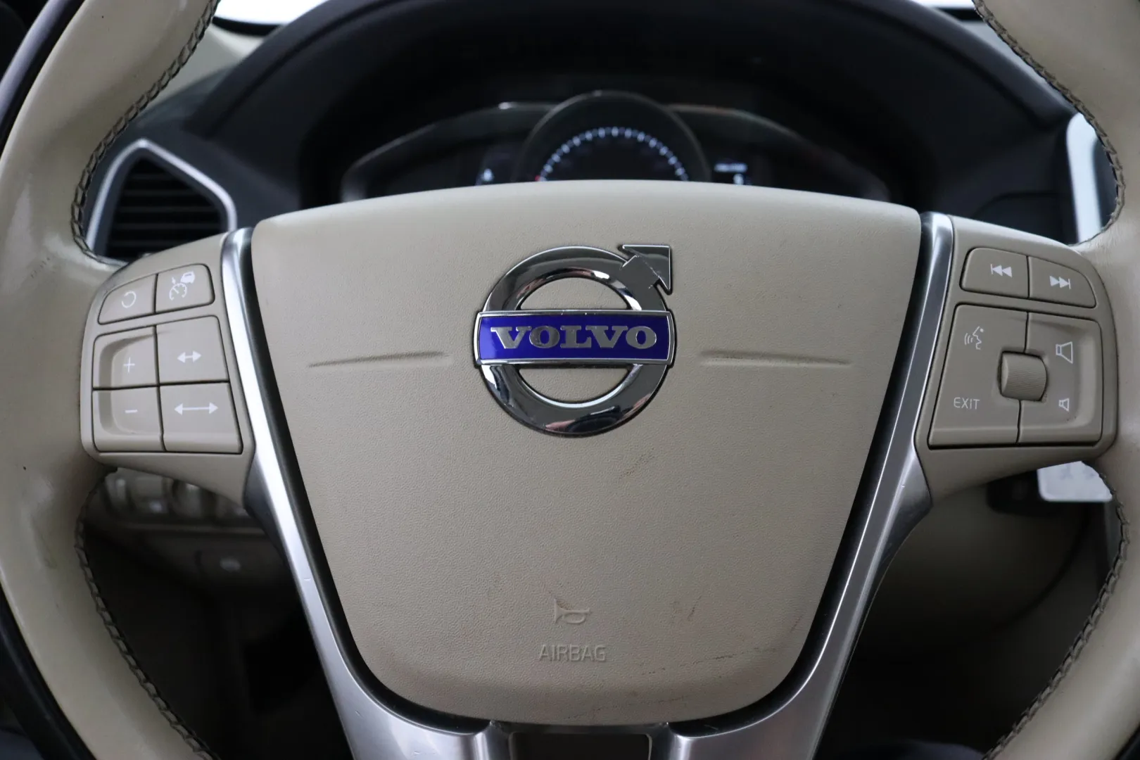 VOLVO XC60 SLV-394 carousel image