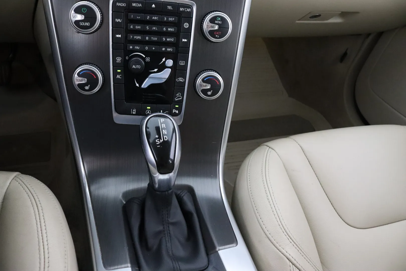VOLVO XC60 SLV-394 carousel image