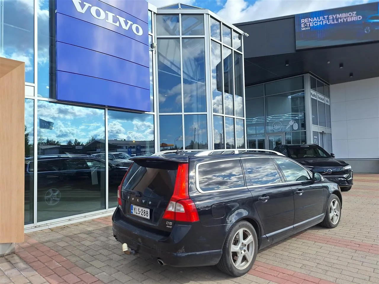 VOLVO V70 YLS-288 carousel image