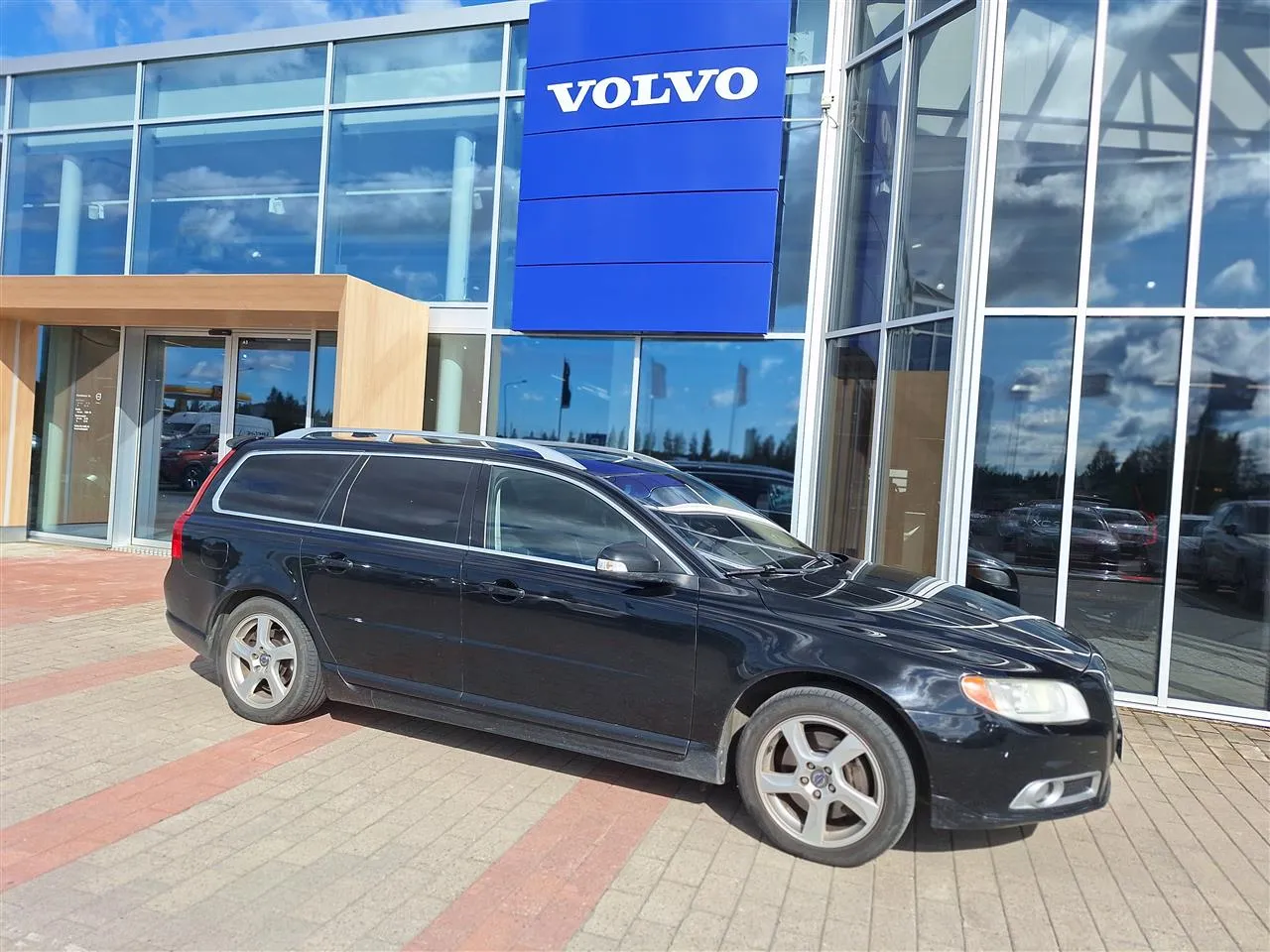 VOLVO V70 YLS-288 carousel image