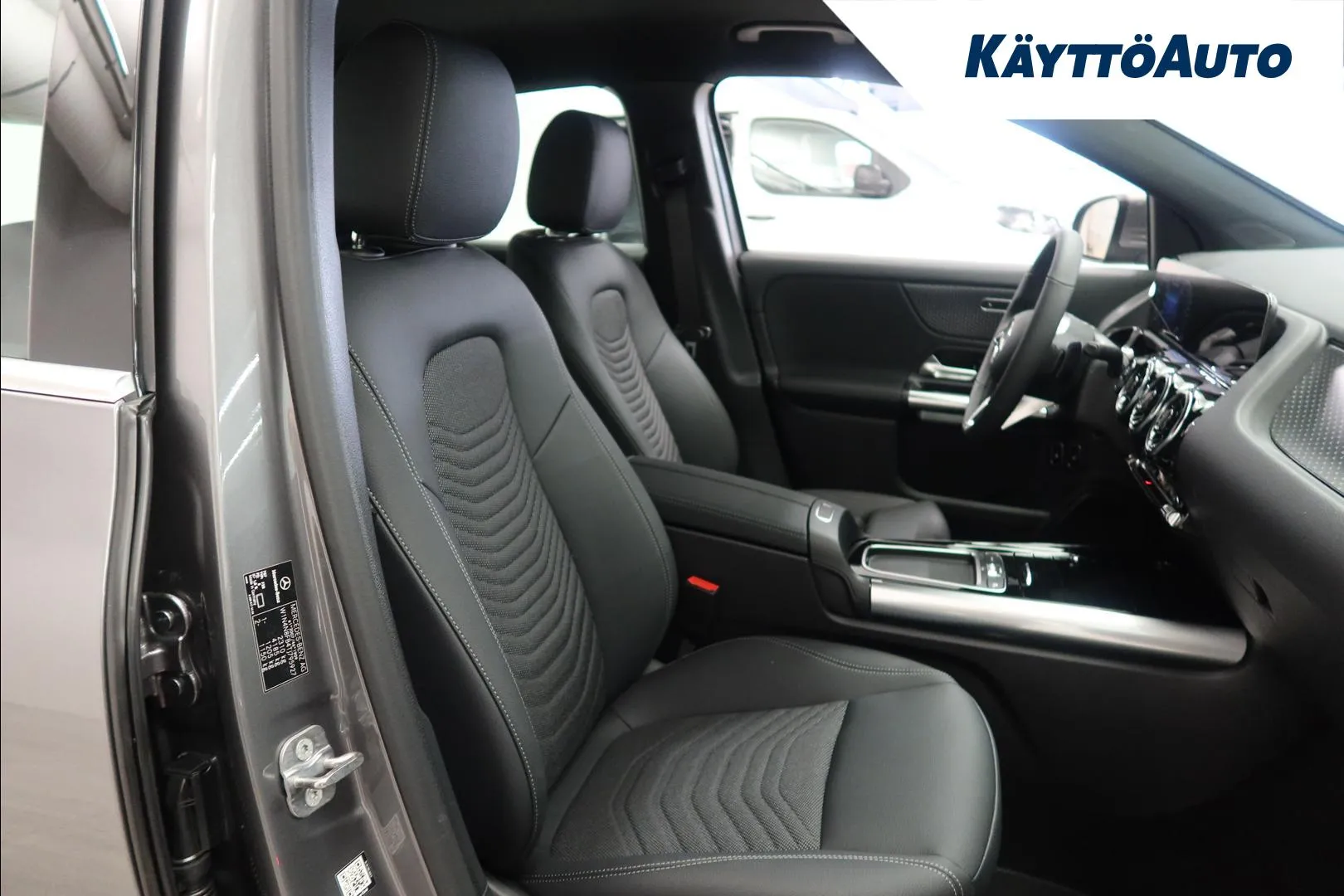 Mercedes-Benz GLA YYH-564 carousel image