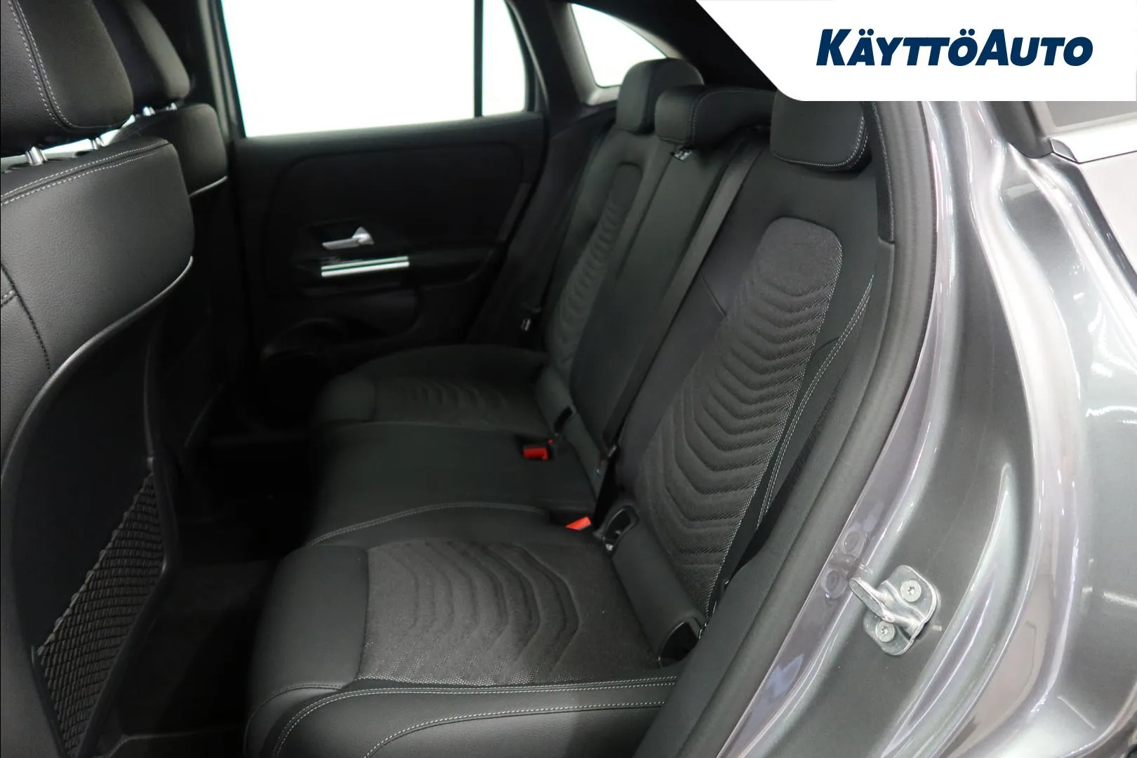 Mercedes-Benz GLA YYH-564 carousel image