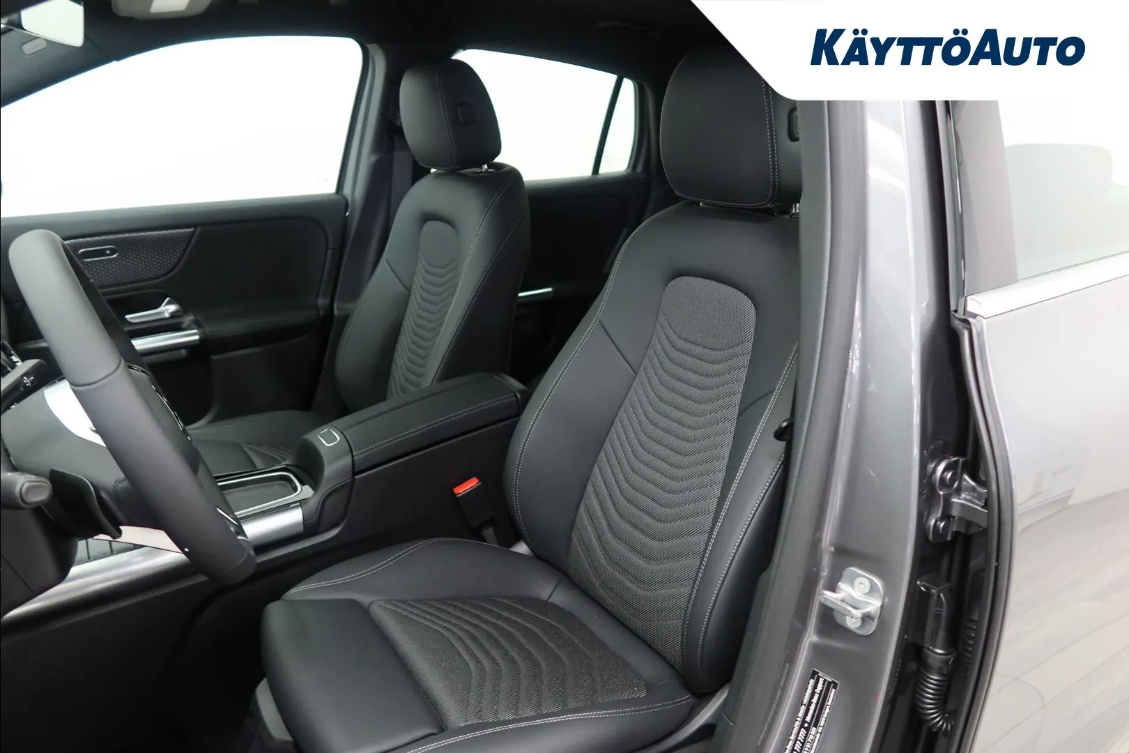 Mercedes-Benz GLA YYH-564 carousel image