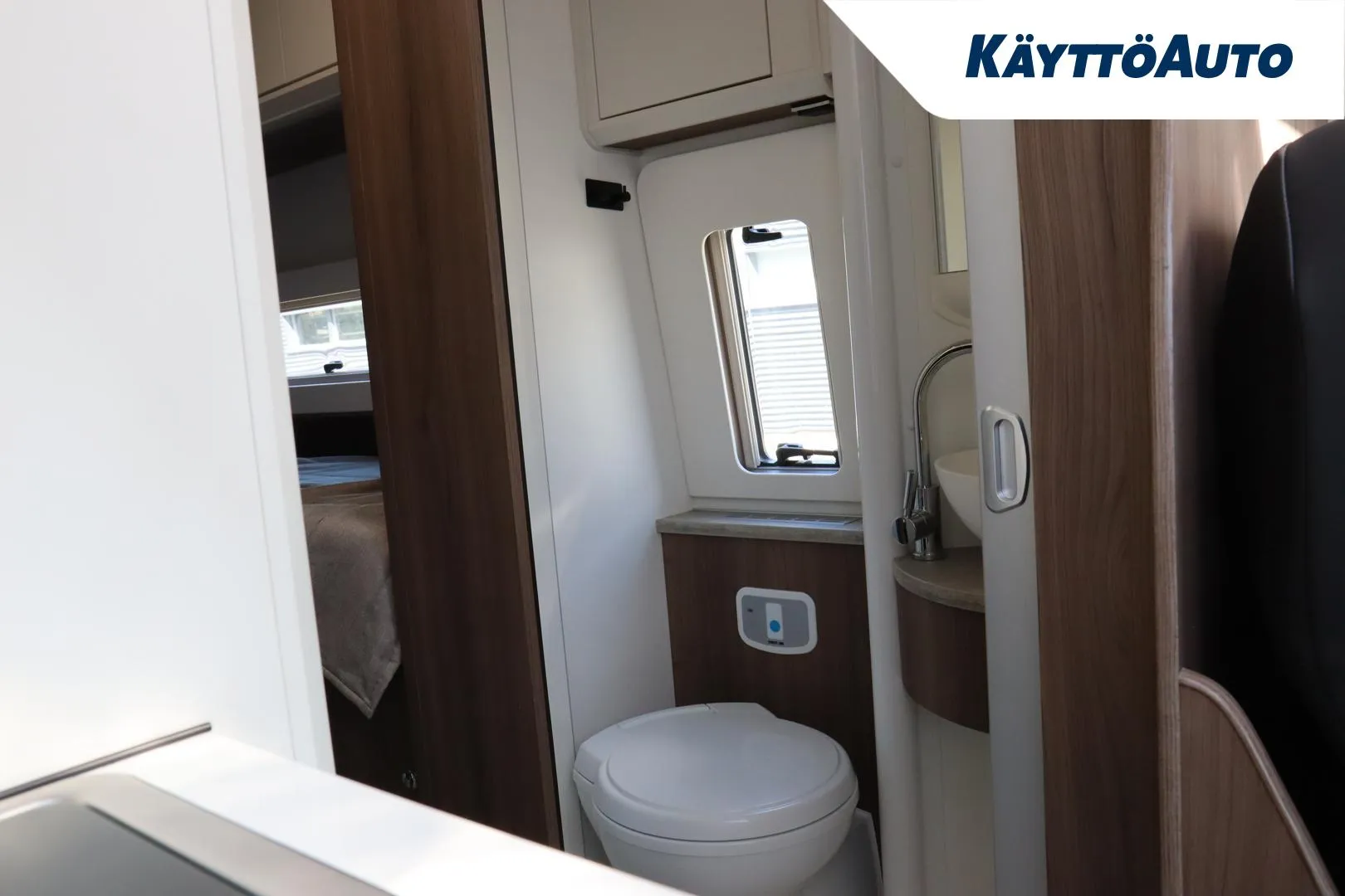 Kabe Van 690 LB Mercedes Benz NNS-940 carousel image