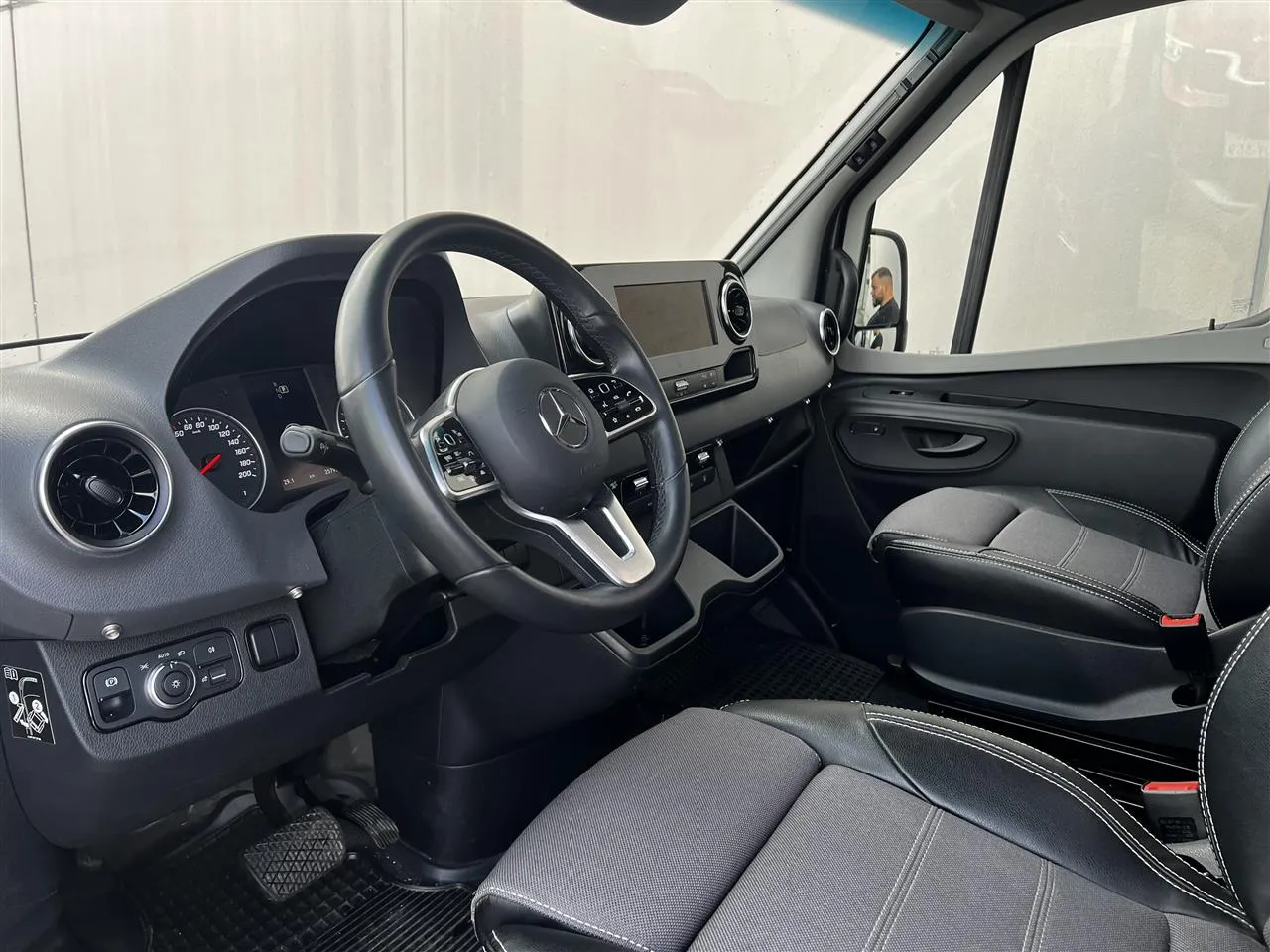 Kabe Van 690 LB Mercedes Benz NNS-940 carousel image