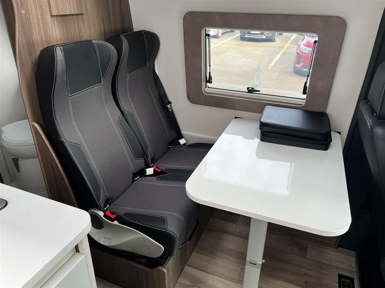 Kabe Van 690 LB Mercedes Benz NNS-940 carousel image