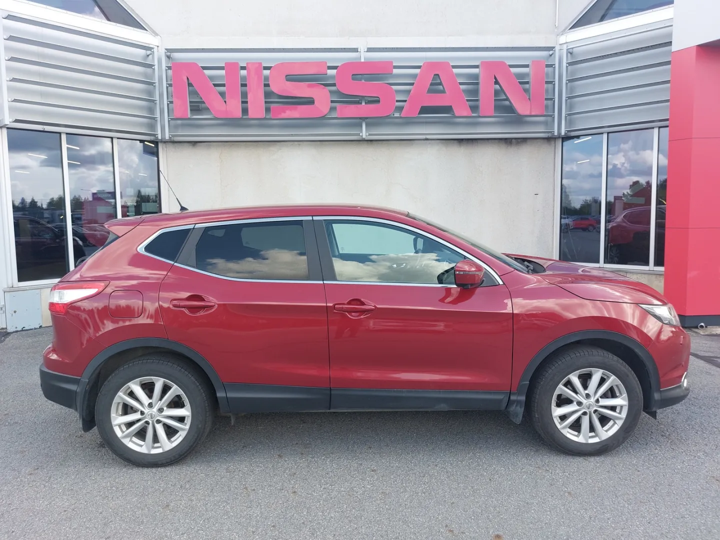 NISSAN Qashqai ZLB-981 carousel image