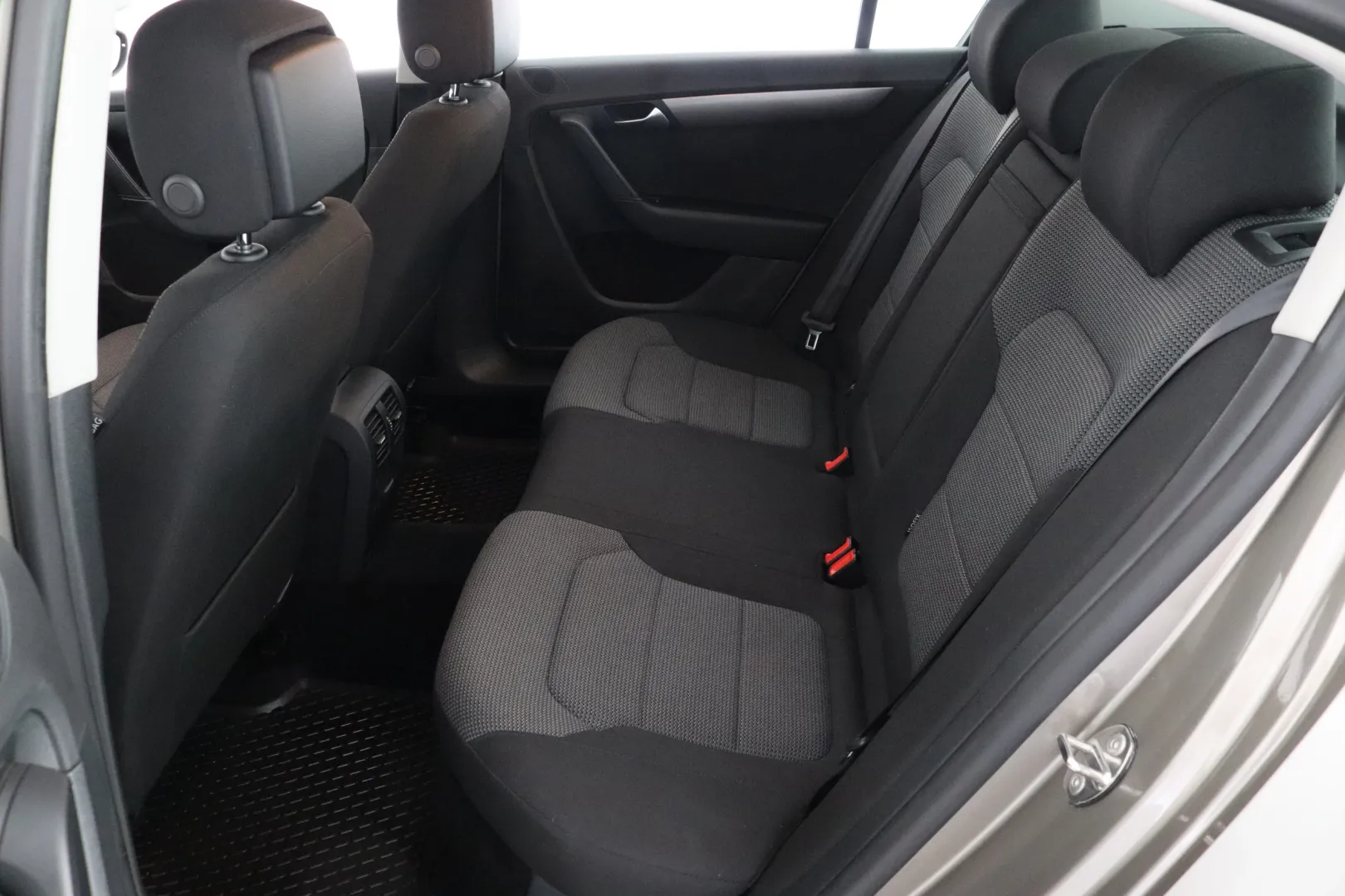 VOLKSWAGEN Passat RRU-969 carousel image