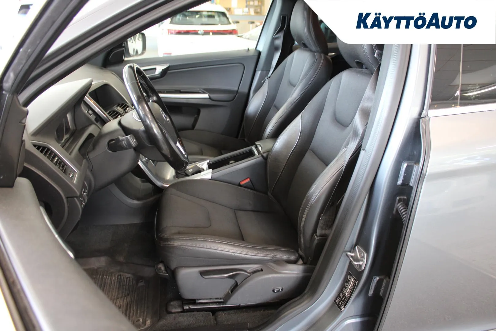 VOLVO XC60 FOG-759 carousel image