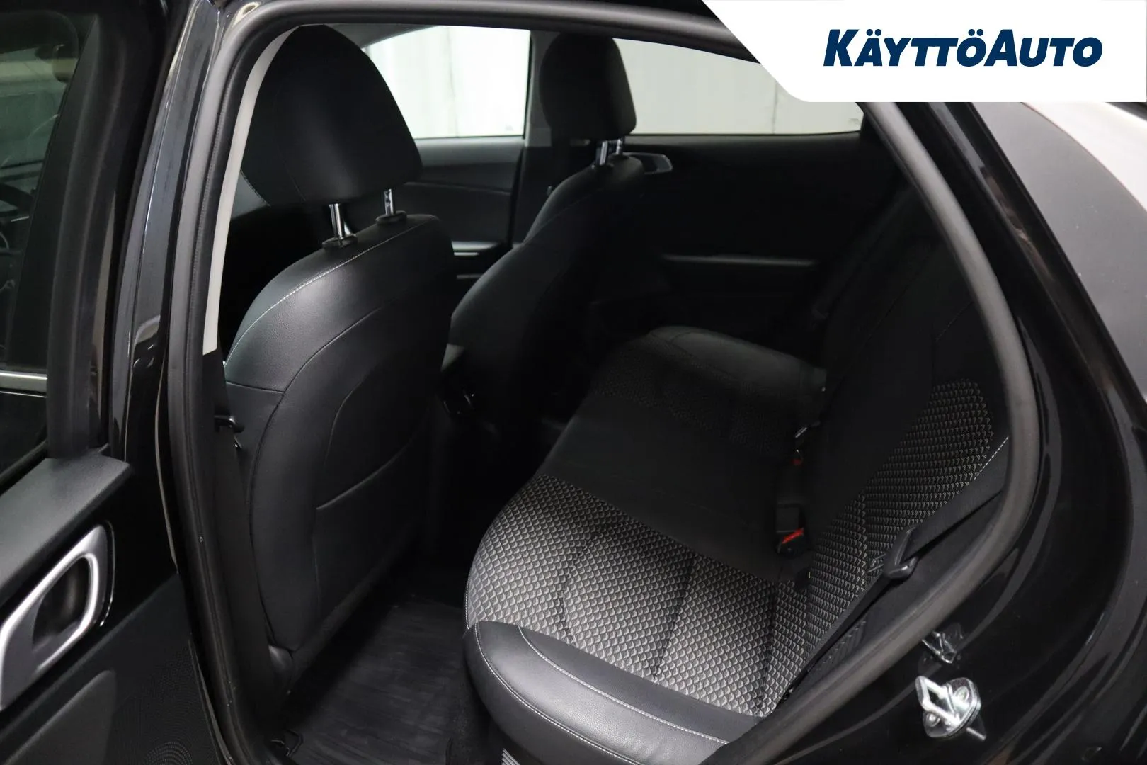 KIA XCeed EUA-630 carousel image