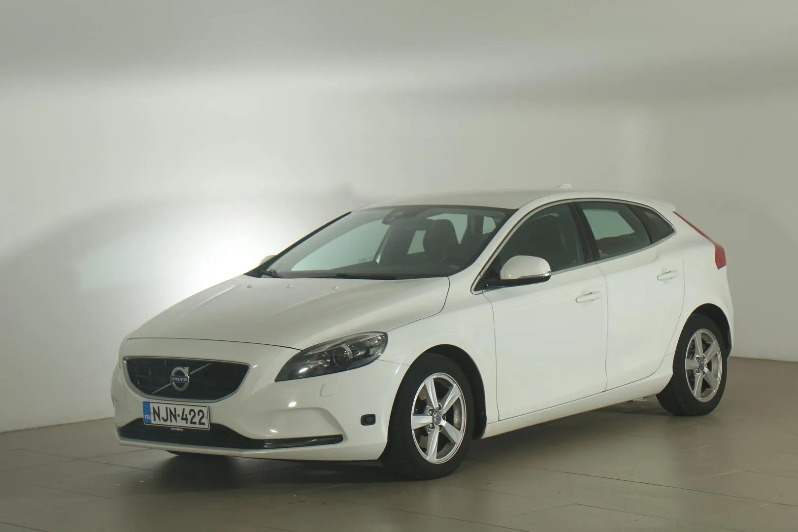 VOLVO V40 NJN-422 carousel image