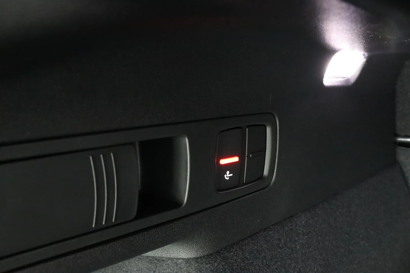 Audi Q6 e-tron YYF-215 carousel image