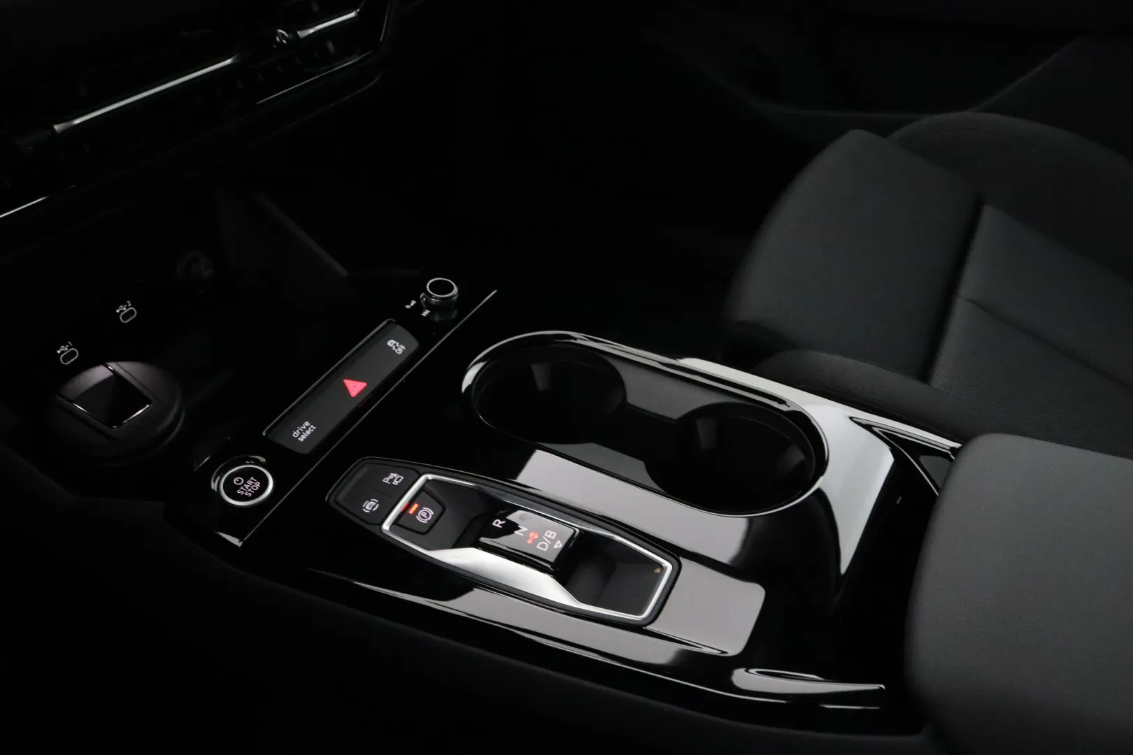 Audi Q6 e-tron YYF-215 carousel image
