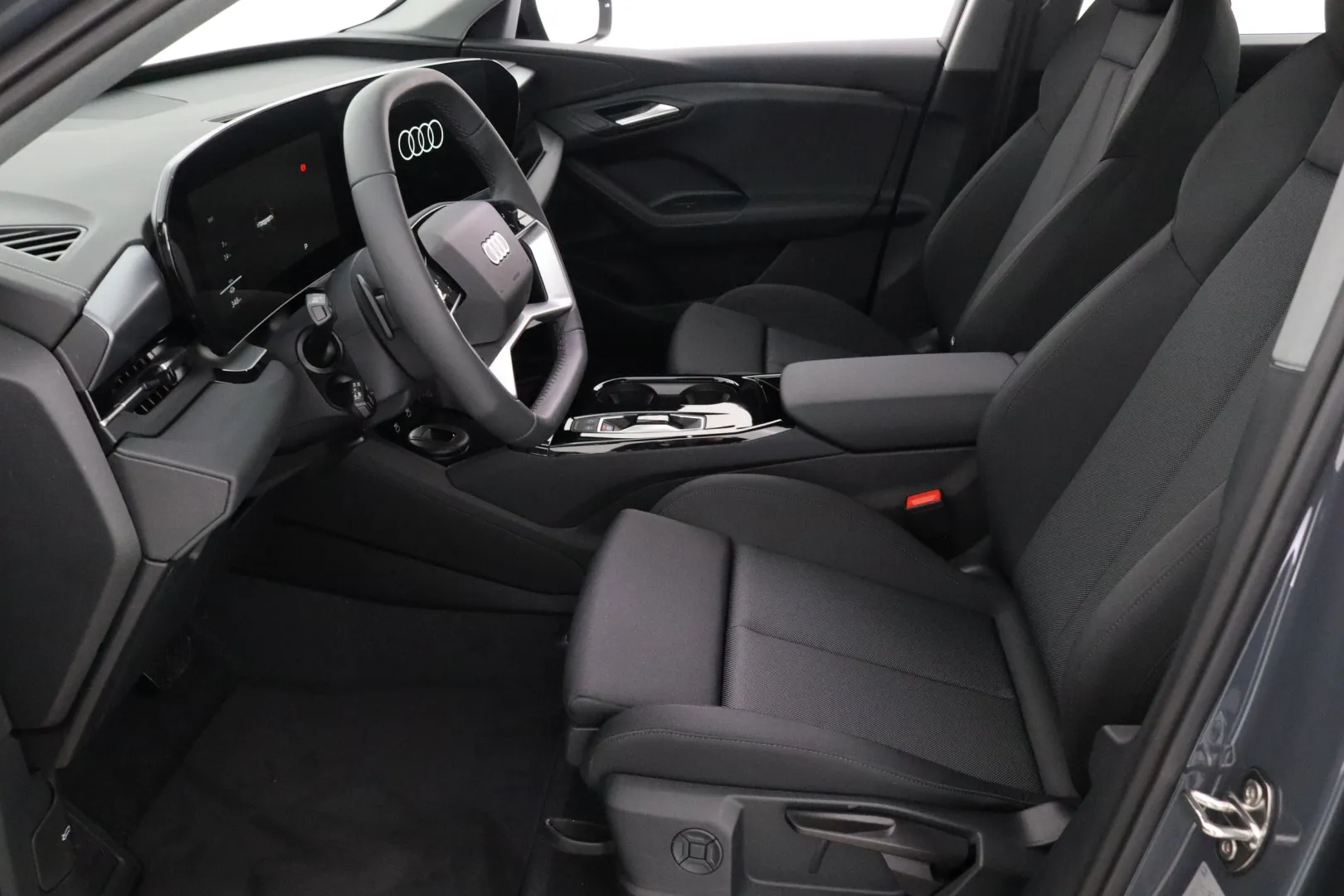 Audi Q6 e-tron YYF-215 carousel image