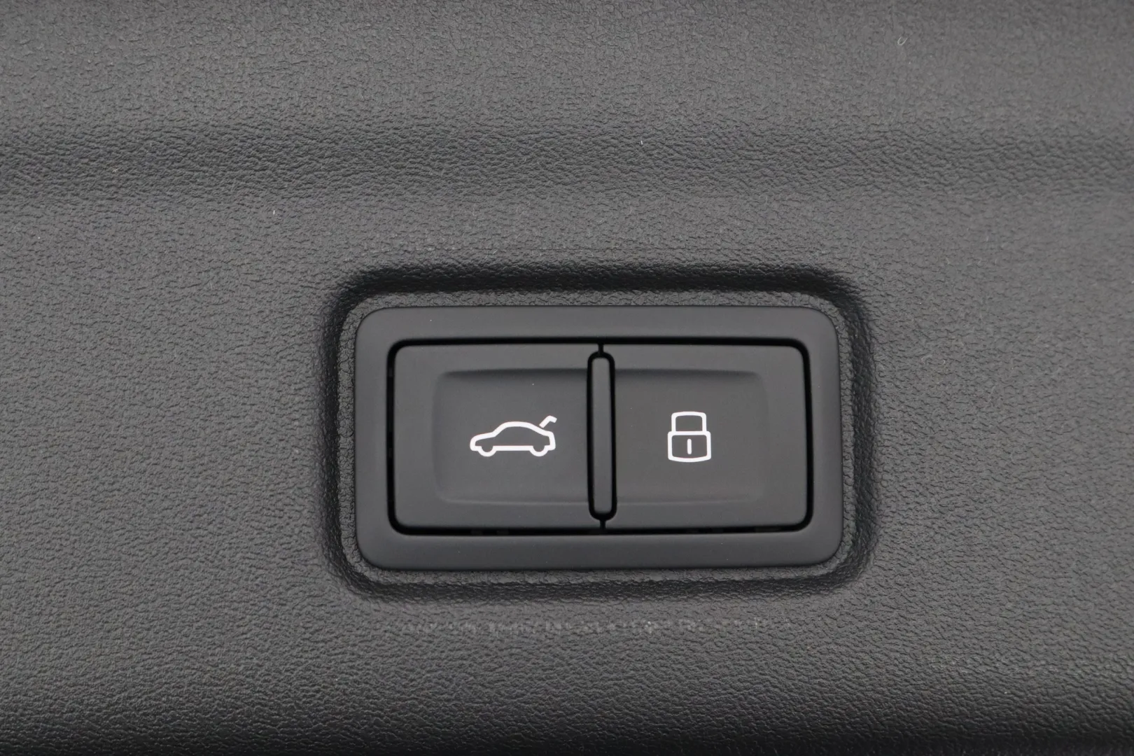 Audi Q6 e-tron YYF-215 carousel image