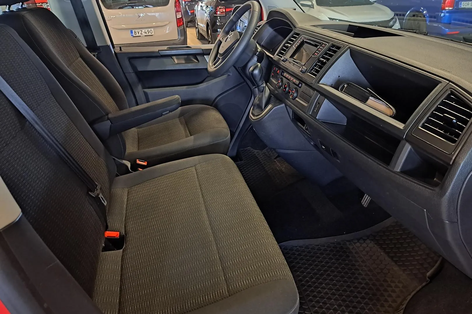 Volkswagen Caravelle CMN-979 carousel image
