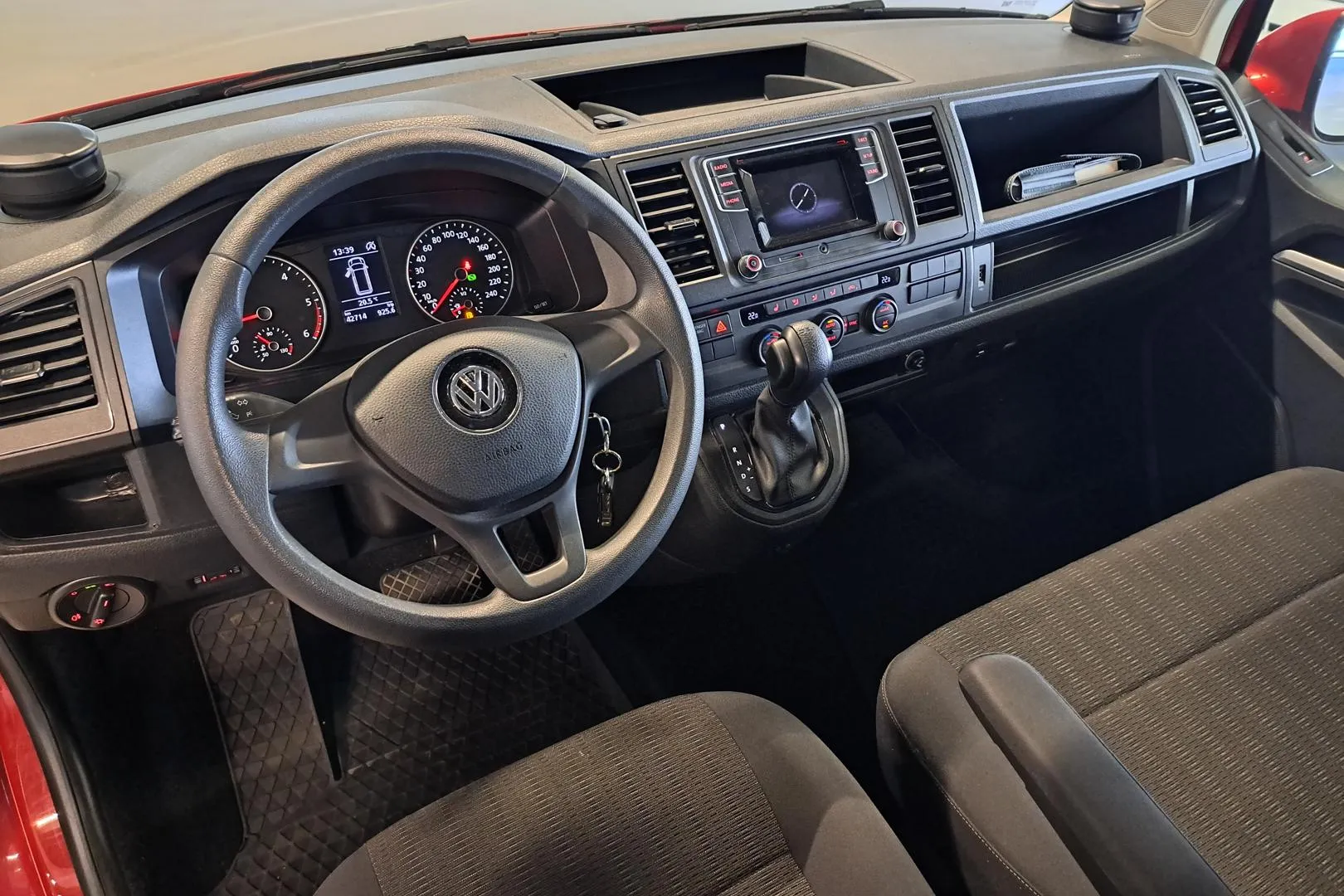 Volkswagen Caravelle CMN-979 carousel image