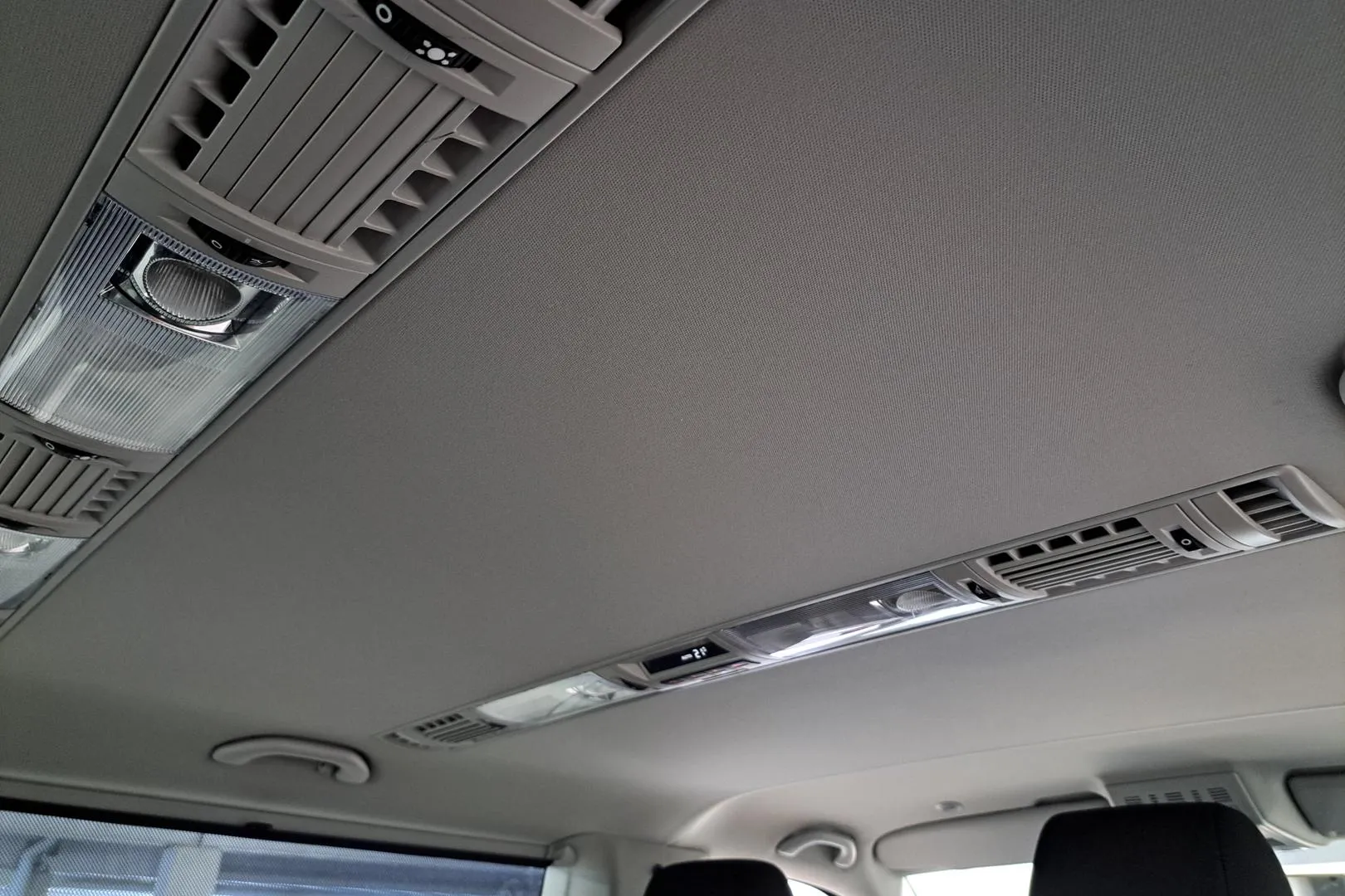 Volkswagen Caravelle CMN-979 carousel image