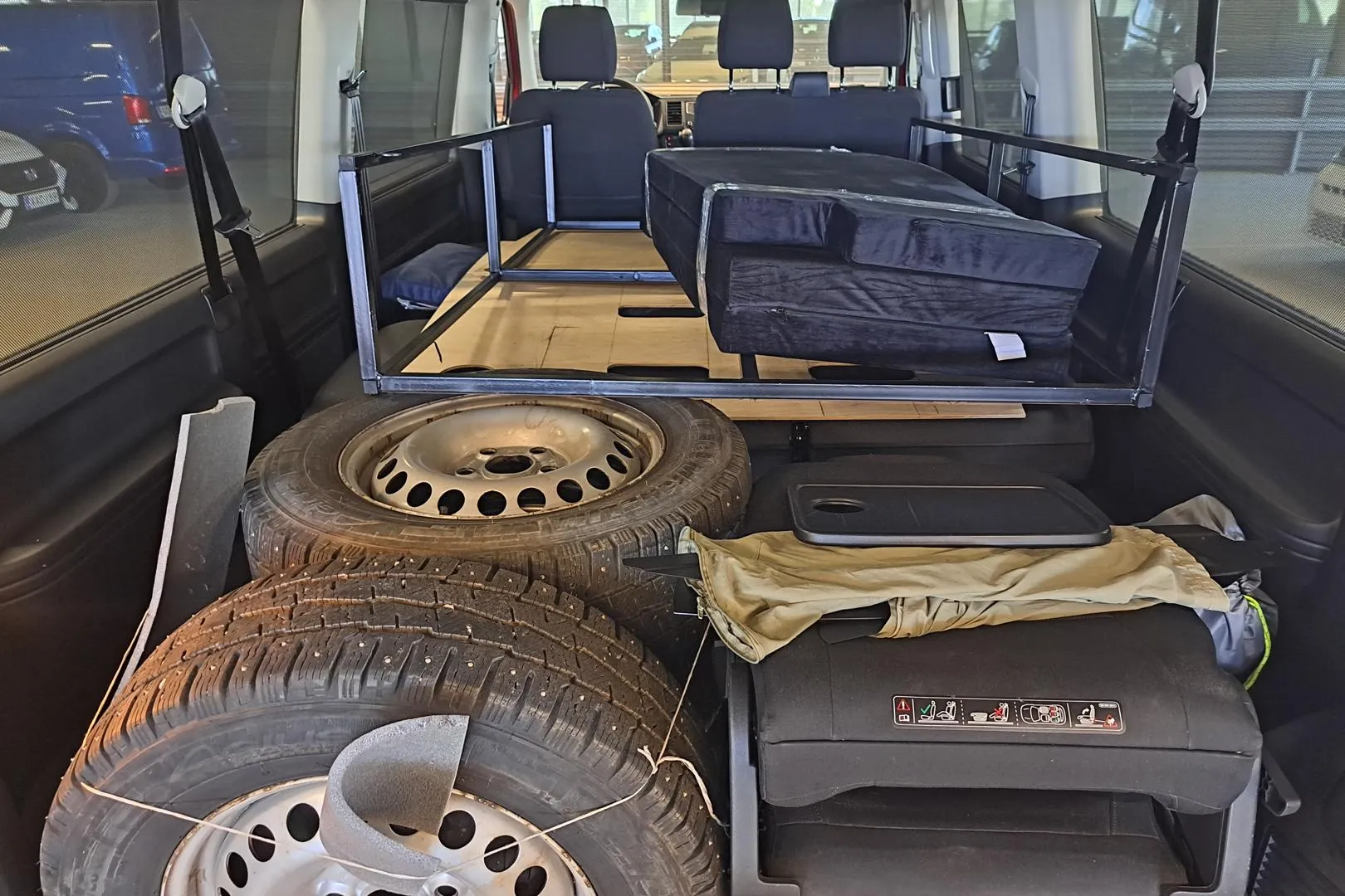 Volkswagen Caravelle CMN-979 carousel image