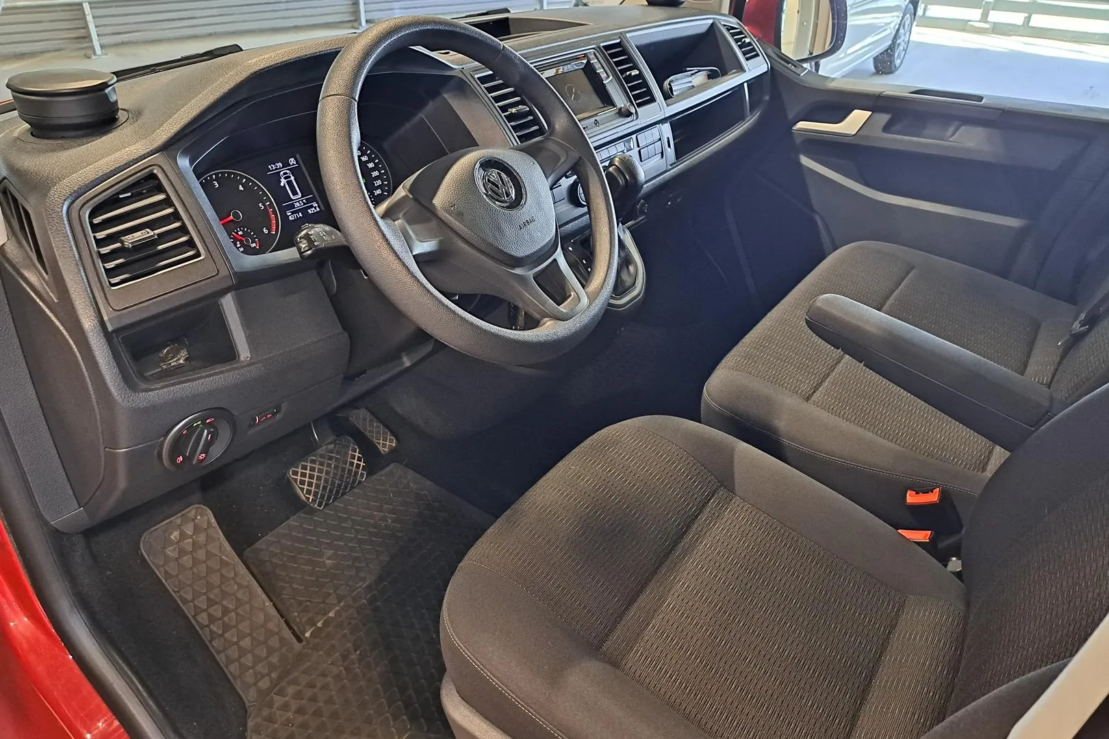 Volkswagen Caravelle CMN-979 carousel image