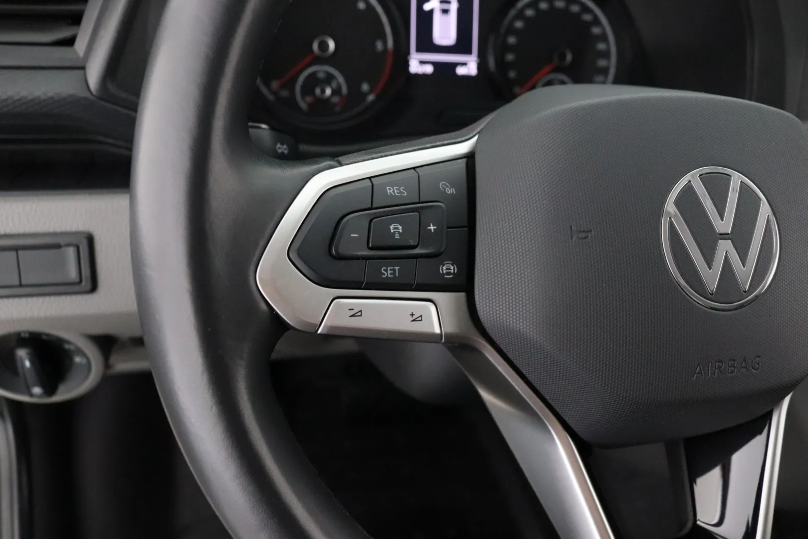 VOLKSWAGEN Transporter GPP-697 carousel image