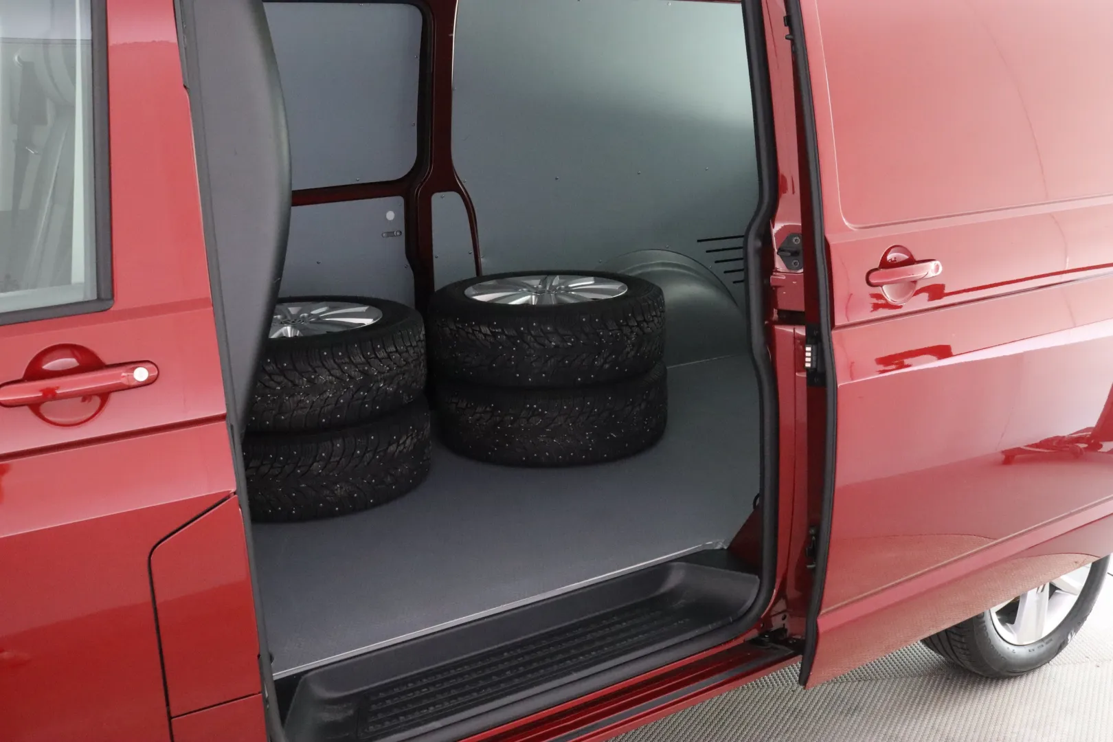 VOLKSWAGEN Transporter GPP-697 carousel image