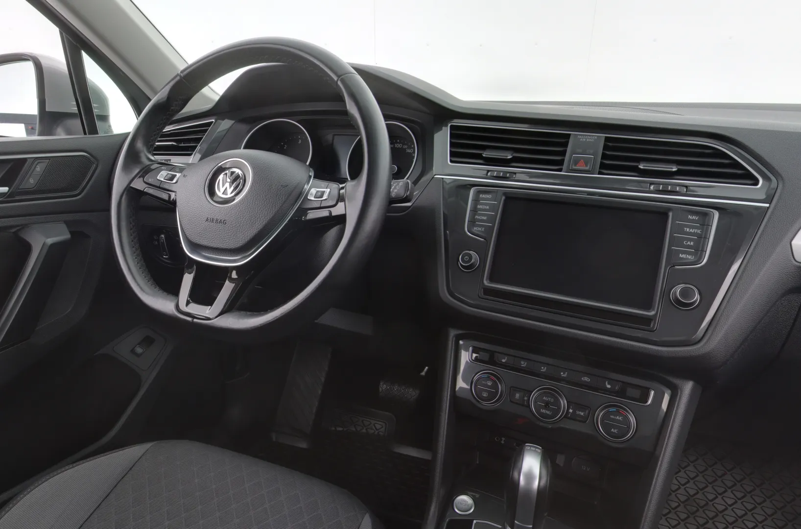 VOLKSWAGEN Tiguan INE-500 carousel image